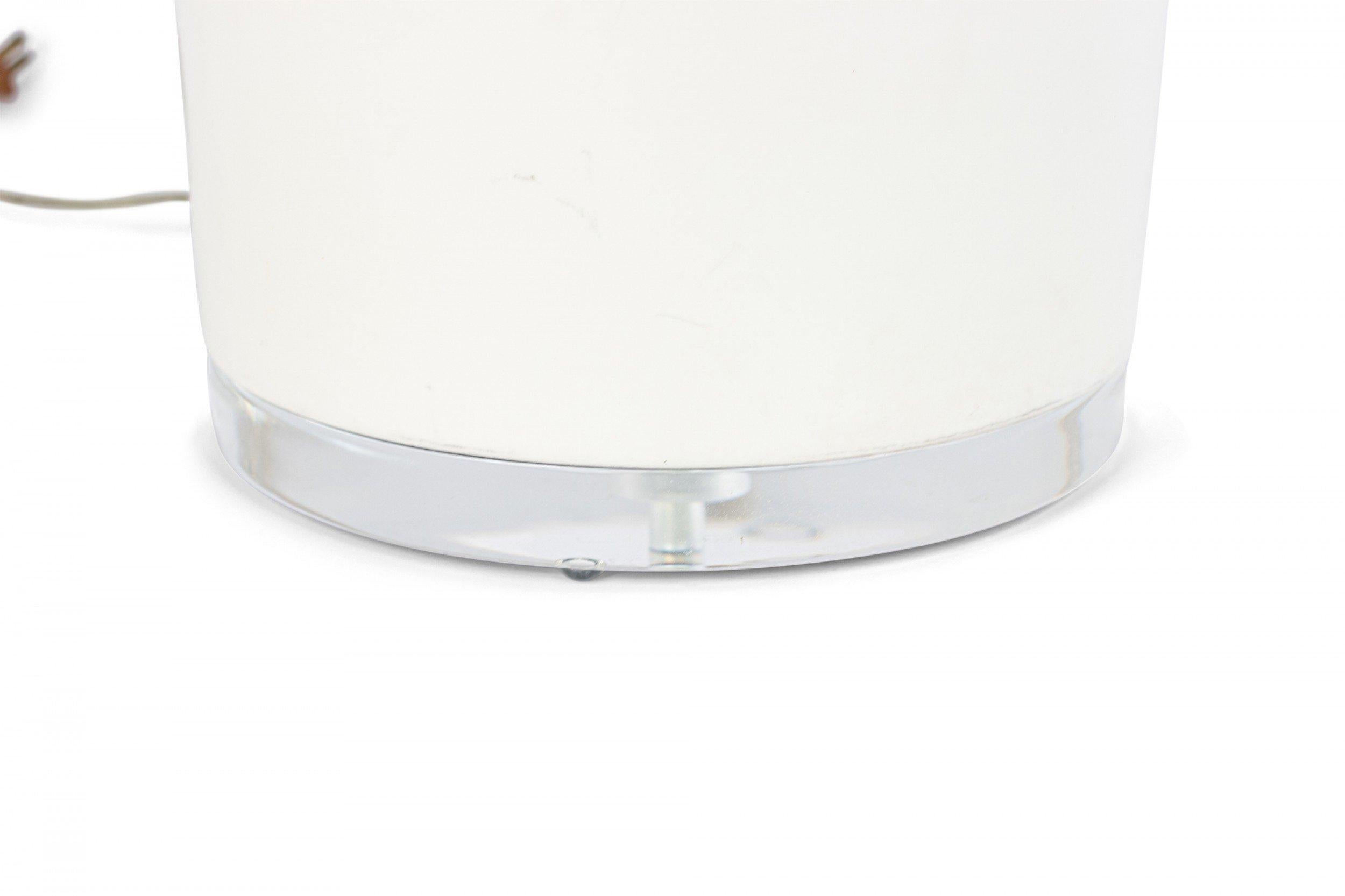 Paire de lampes de table en céramique blanche du Mid-Century avec design en goutte d'eau en vente 1