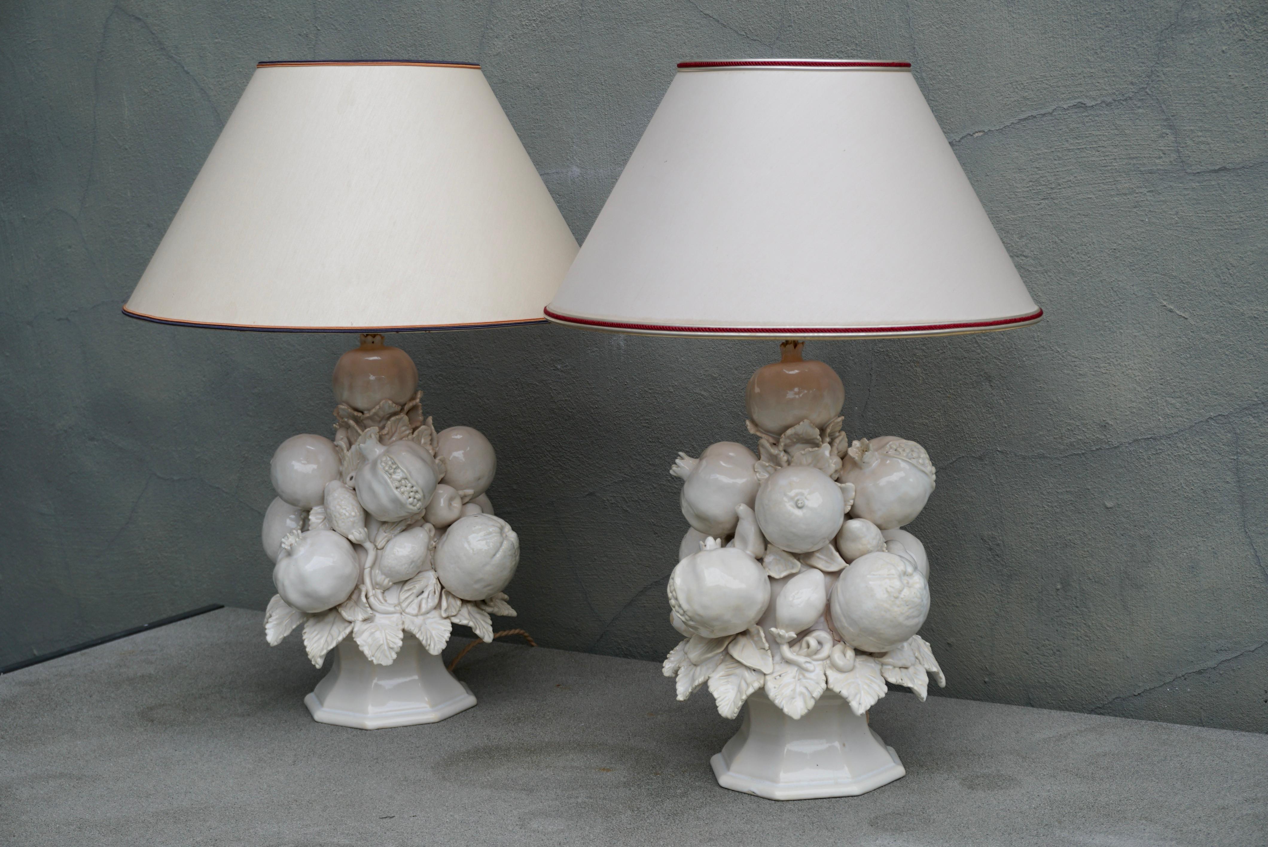Deux belles lampes de table en céramique émaillée blanche des années 1950 fabriquées en Italie ou en Espagne par Cerámica Bondia.
Fabriqué à la main avec des fruits et des feuilles dans un vase.

Diamètre - 11.8