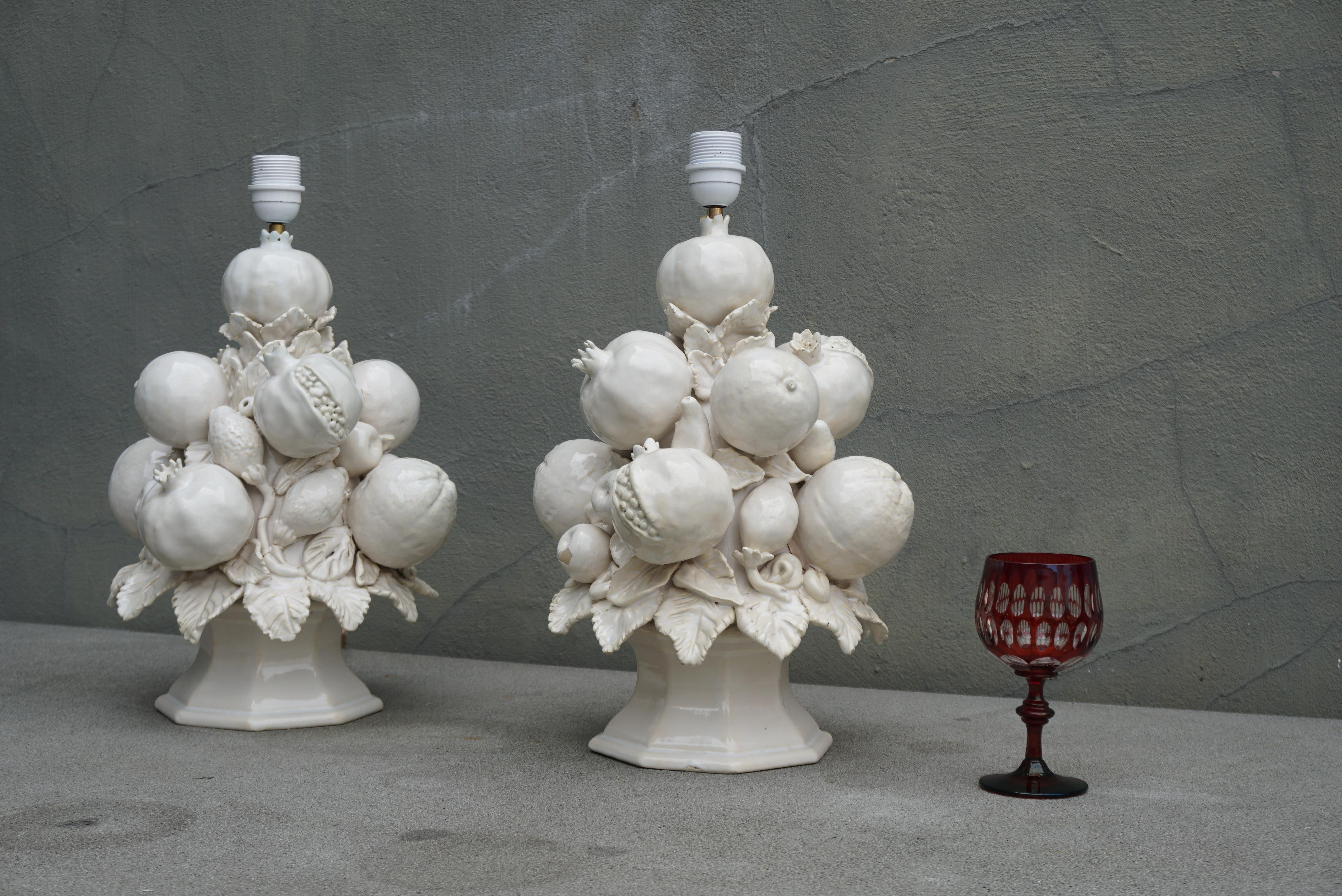 Hollywood Regency Paire de lampes de bureau en céramique blanche du milieu du siècle dernier avec fruits et feuilles  en vente