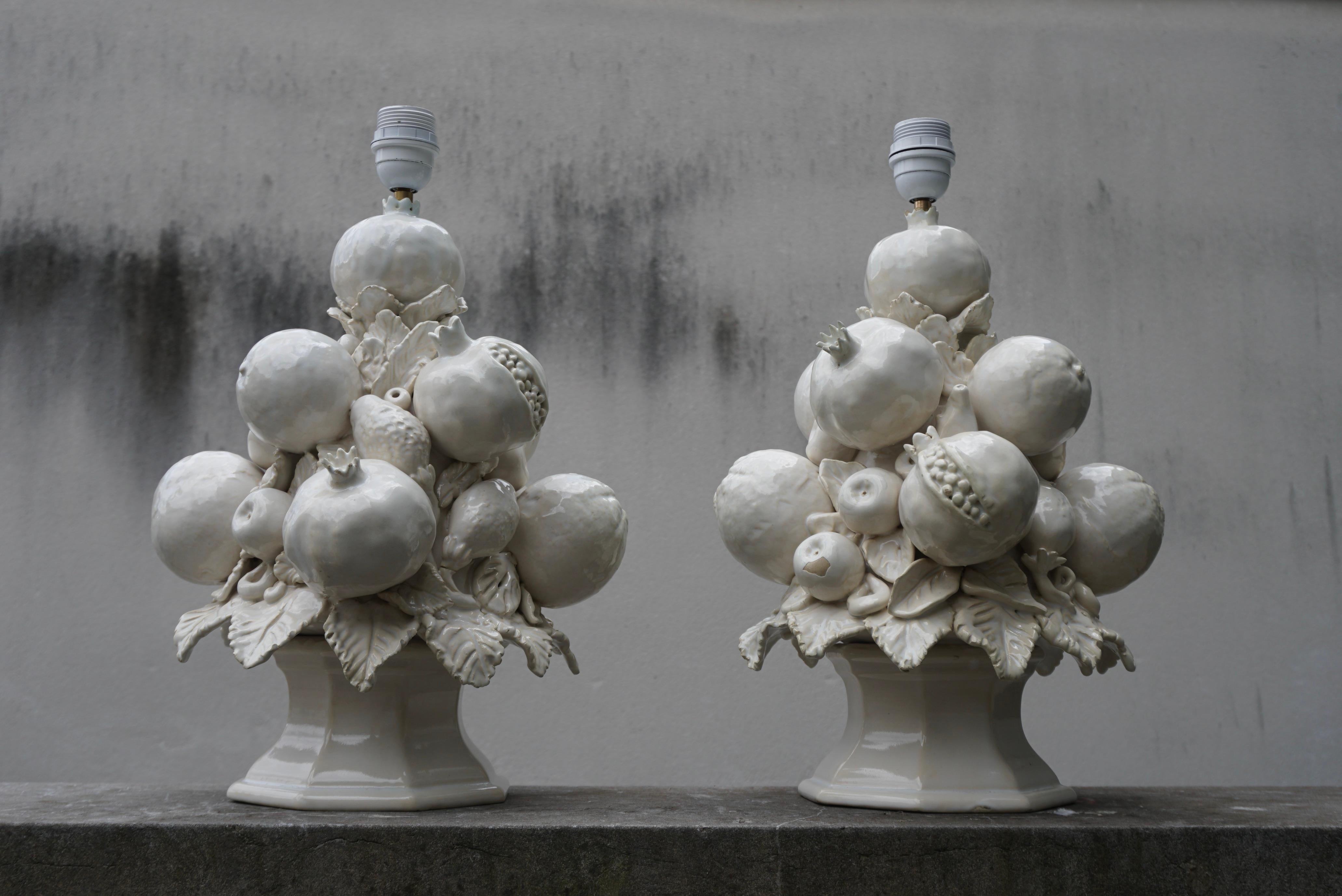 Pair of Mid-century White Ceramic Table Lamps with Fruit and Leaves  In Good Condition For Sale In Antwerp, BE