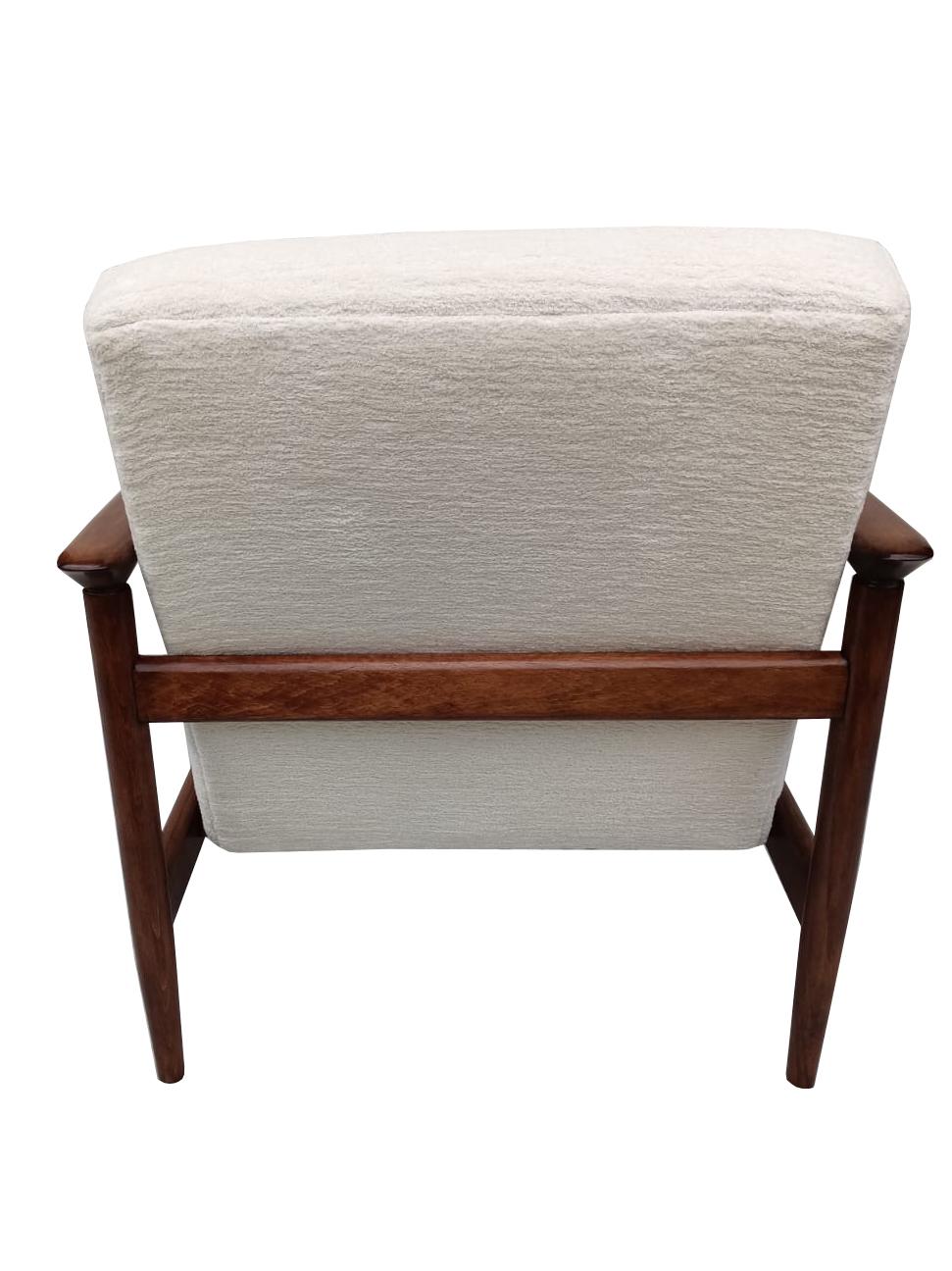 Beautiful white boucle Armchair GFM-142, designed by Edmund Homa, a polish architect, designer of Industrial Design and interior architecture, professor at the Academy of Fine Arts in Gdansk. 

The armchair was made in the 1960s in the Gosciecinska