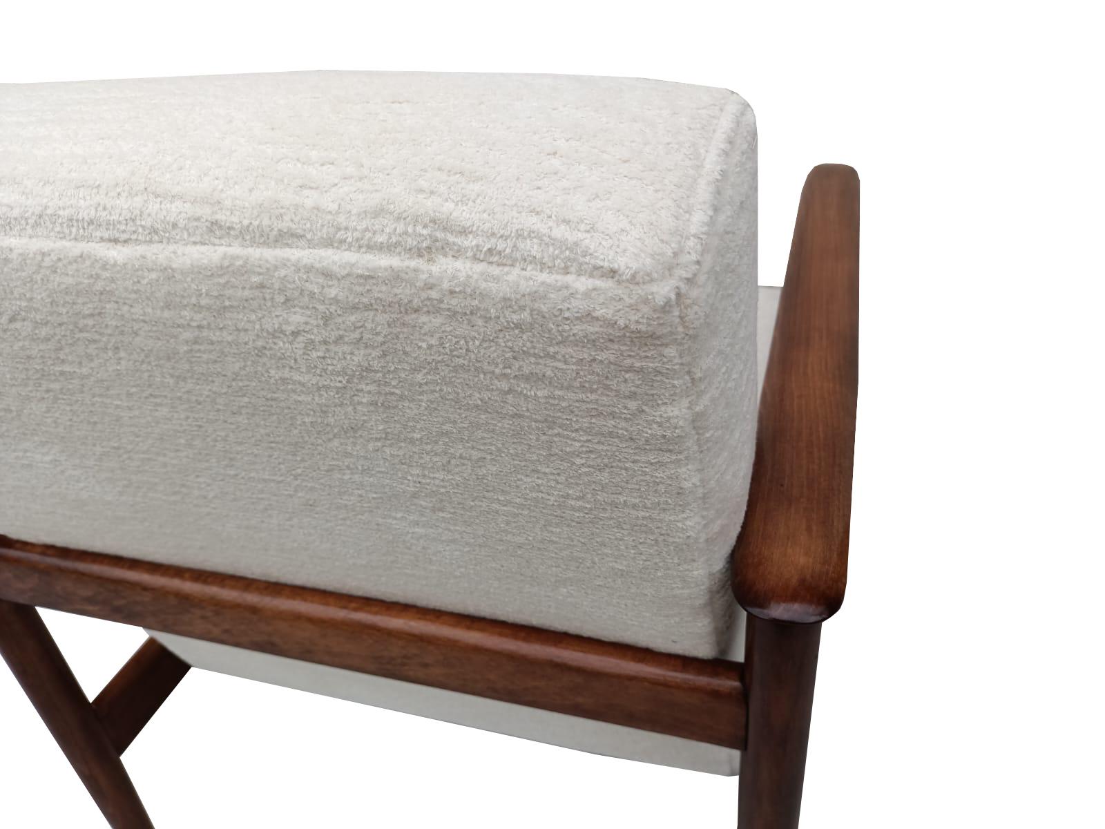 Pair of Mid-Century White Chenille Armchairs, GFM 142 Edmund Homa, Europe, 1960s In Excellent Condition For Sale In 05-080 Hornowek, PL