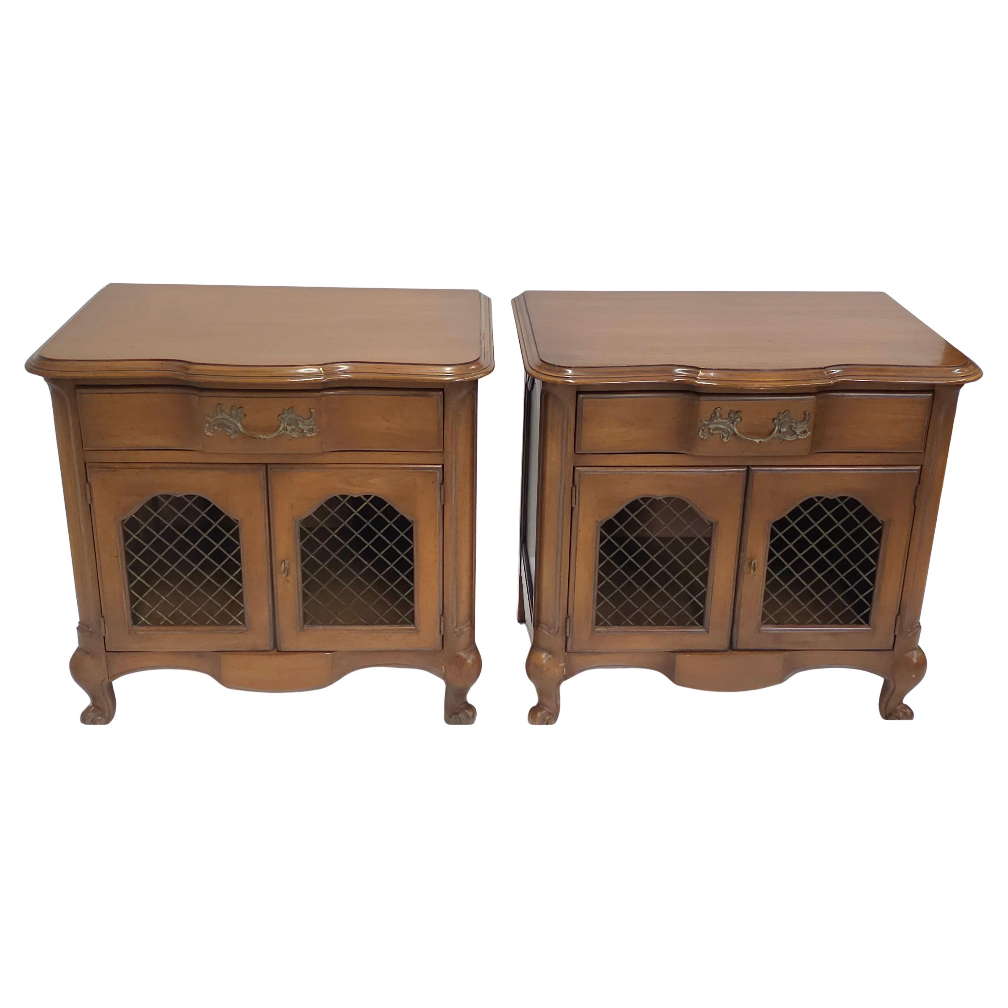 Pareja de muebles de mediados de siglo White Furniture Co. Nogal provincial  Mesillas de noche