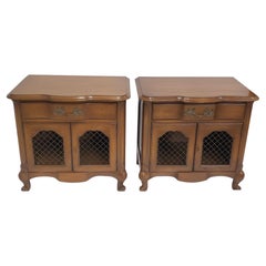 Pareja de muebles de mediados de siglo White Furniture Co. Nogal provincial  Mesillas de noche
