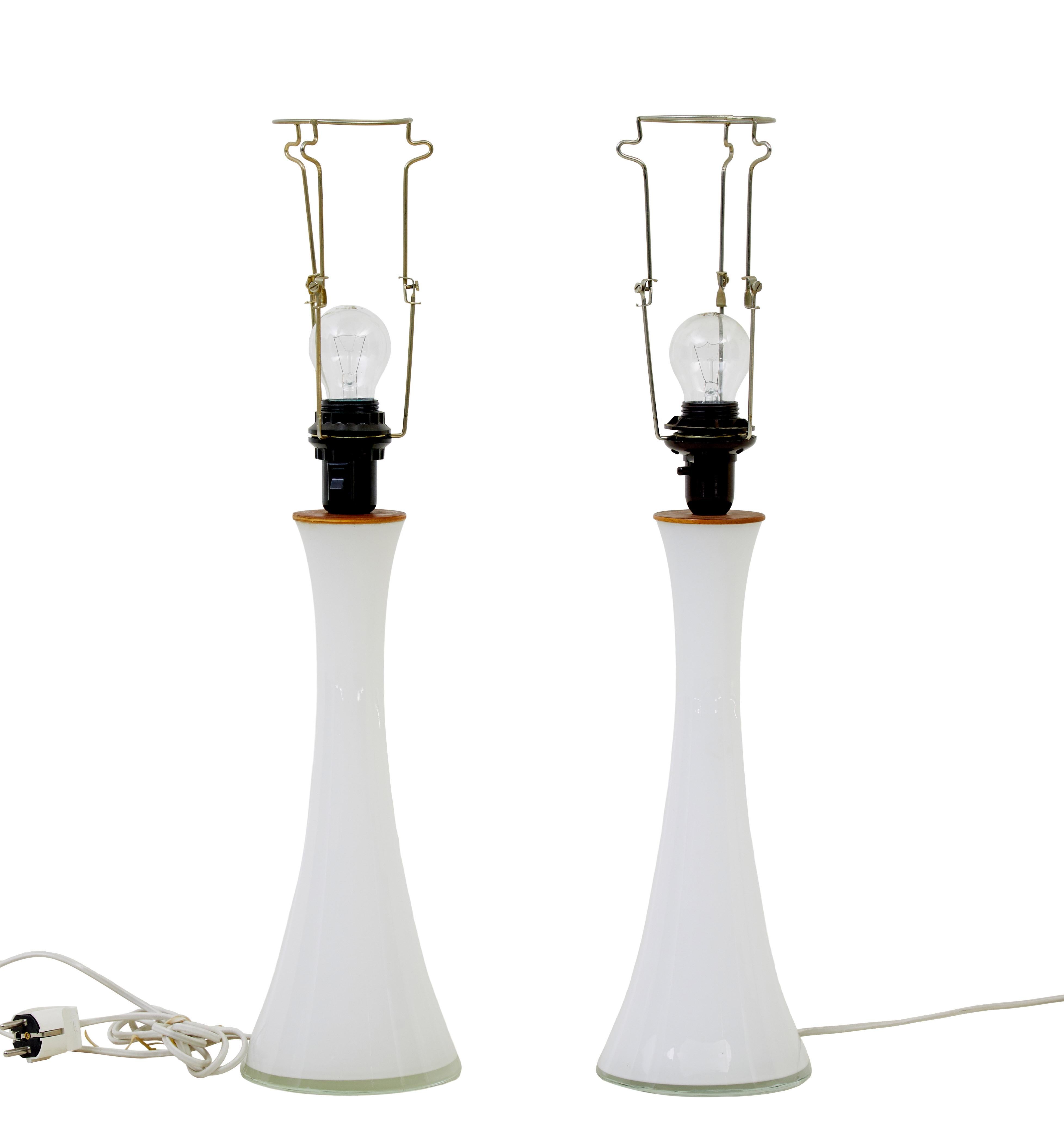 Mid-Century Modern Paire de lampes de table en verre blanc du milieu du siècle dernier par Bergboms en vente