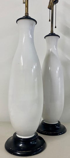 Paar weiß glasierte Keramik-Tischlampen aus der Mitte des Jahrhunderts, um 1960