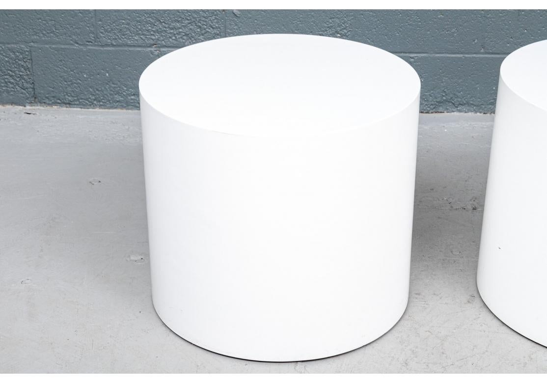 Mid Century Paire de tables tambour cylindriques en bois laqué blanc mid century.
Dimensions : 24