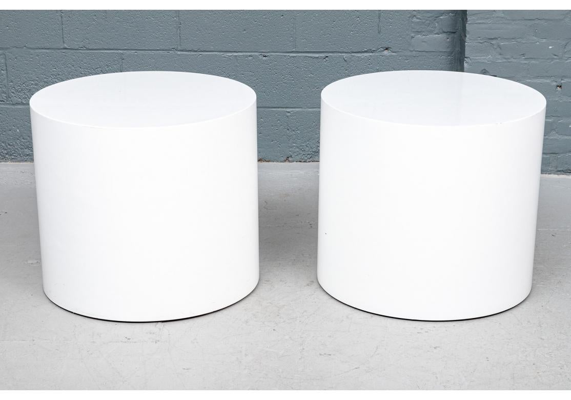 Américain Paire de tables d'appoint ou de chevet en forme de tambour laqué blanc du milieu du siècle dernier en vente
