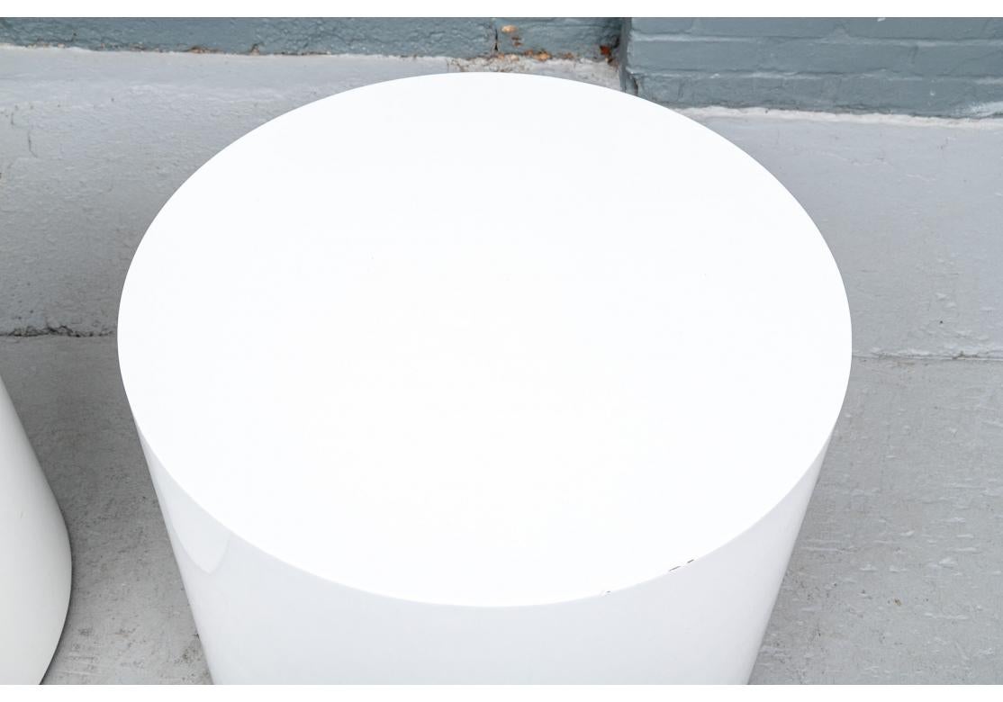 20ième siècle Paire de tables d'appoint ou de chevet en forme de tambour laqué blanc du milieu du siècle dernier en vente