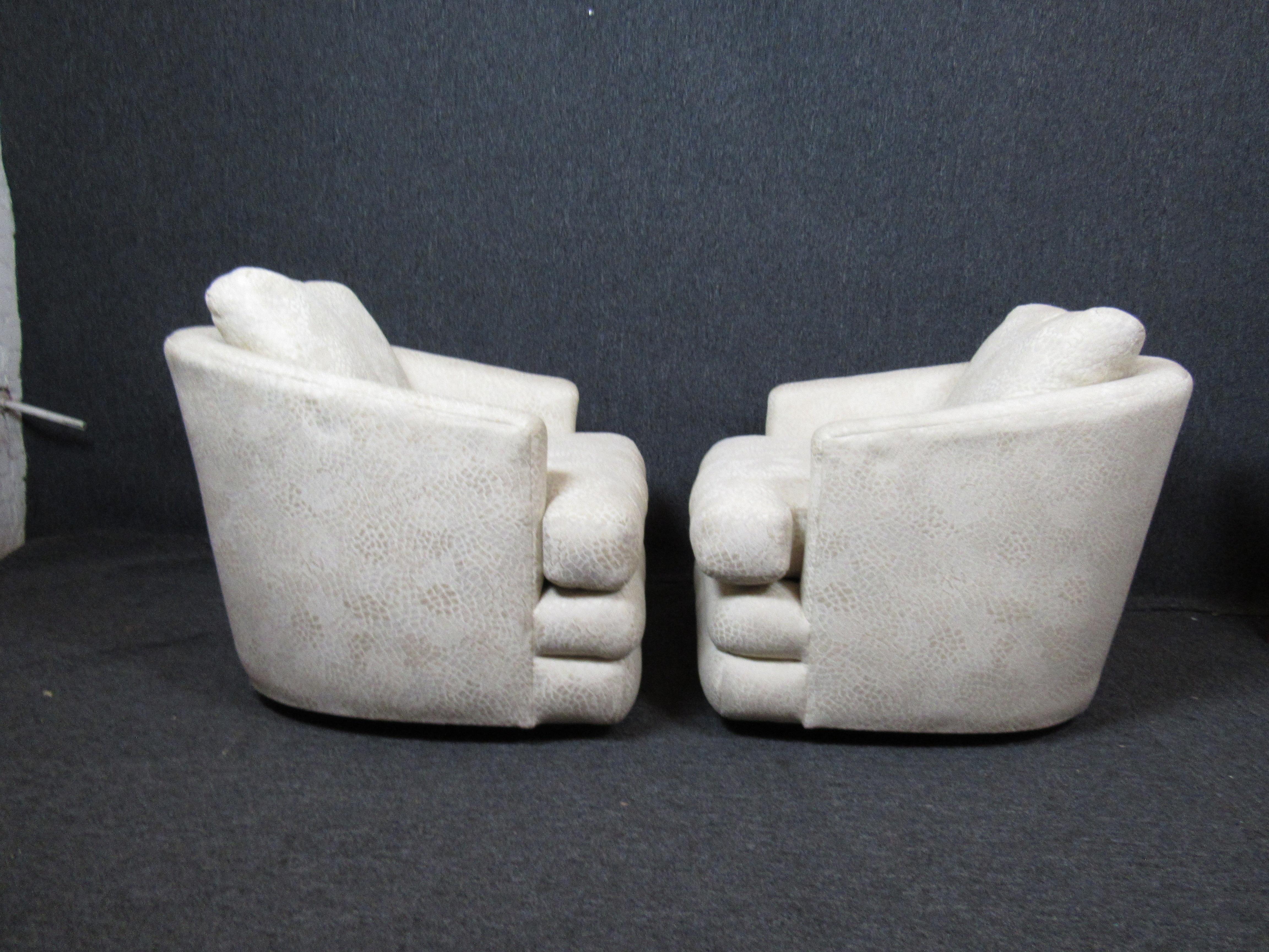 Mid-Century Modern Pair of Mid-Century White Lounge Chairs For Sale