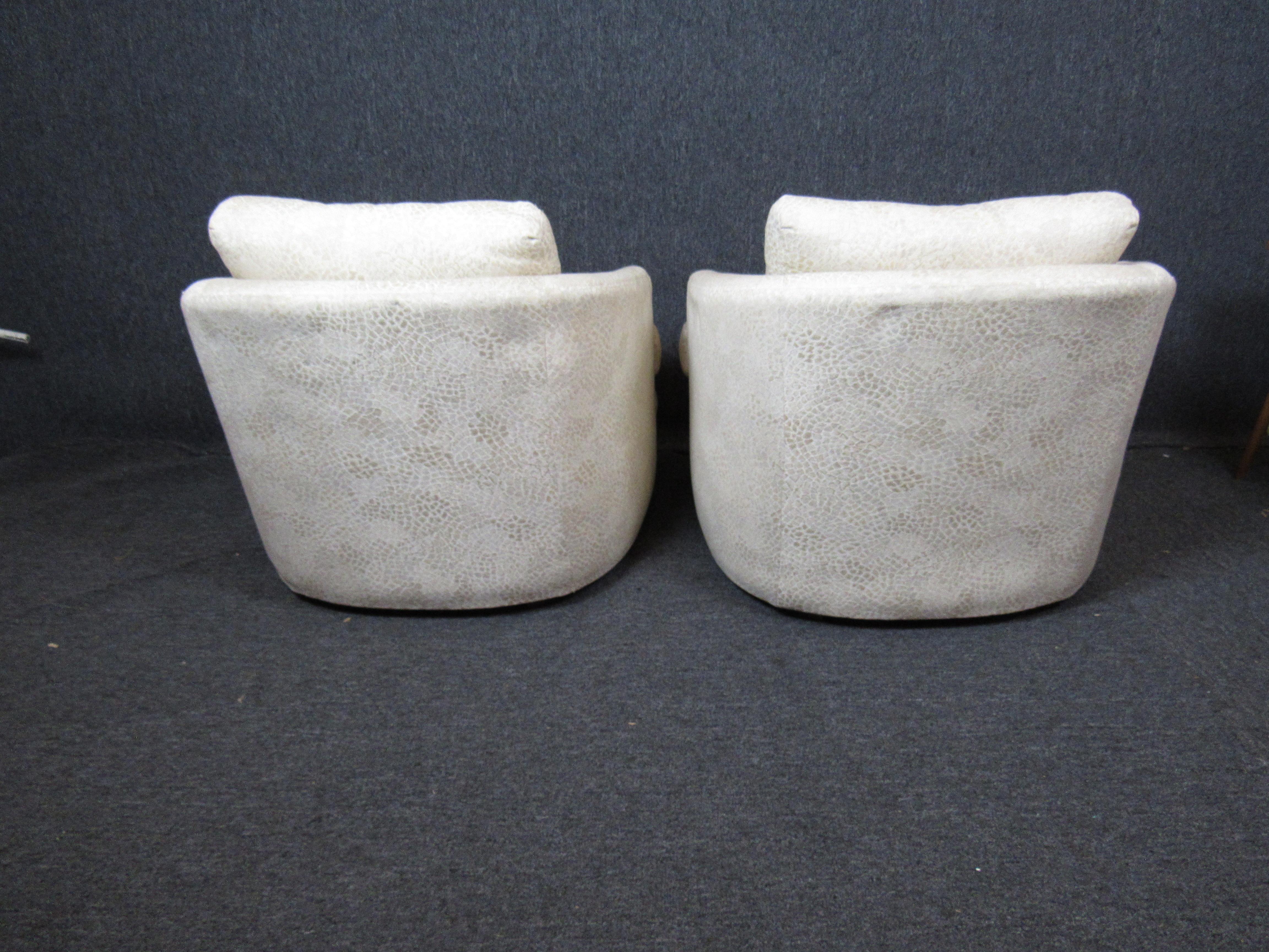 20th Century Pair of Mid-Century White Lounge Chairs For Sale