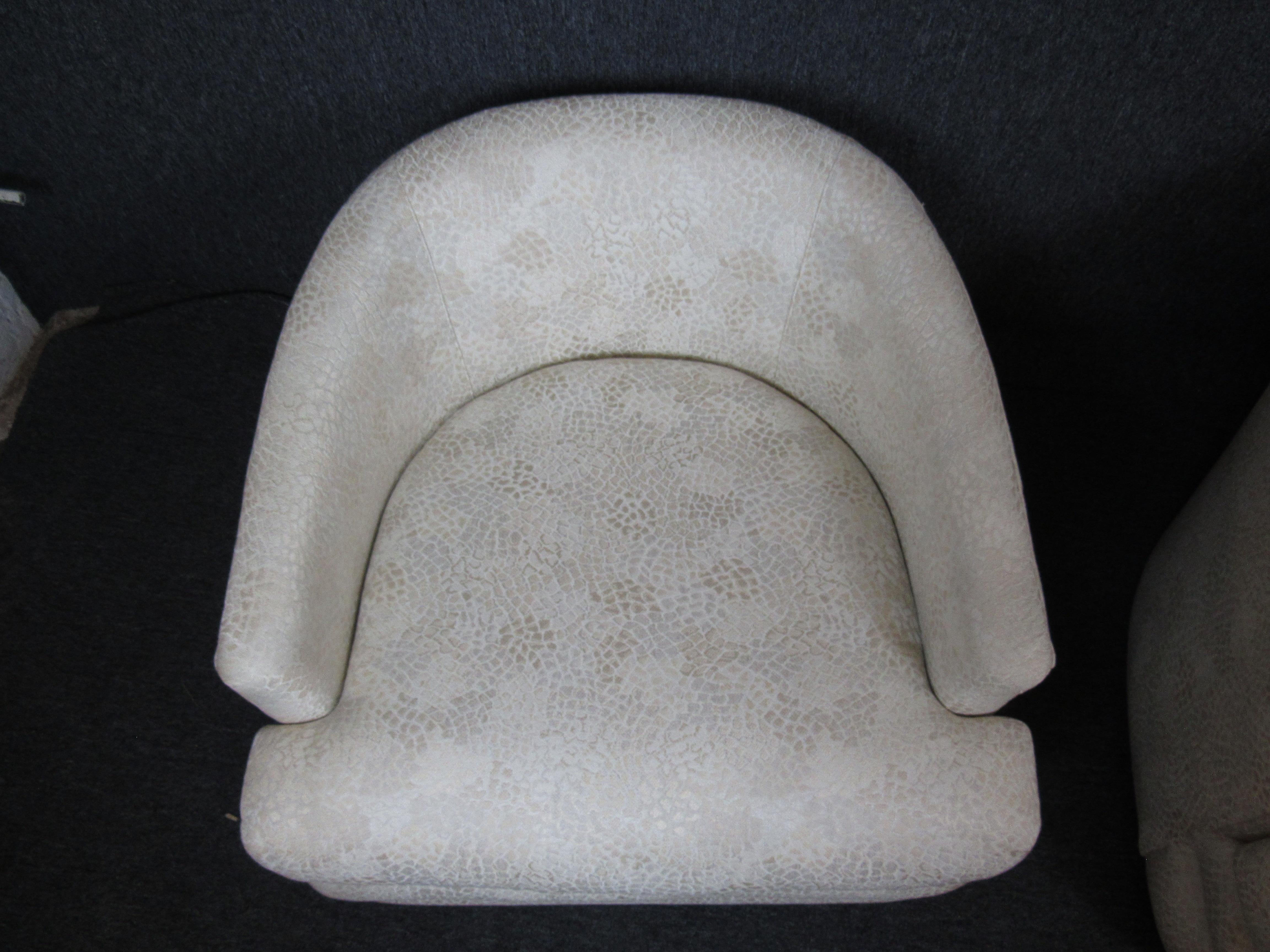 Pair of Mid-Century White Lounge Chairs For Sale 1