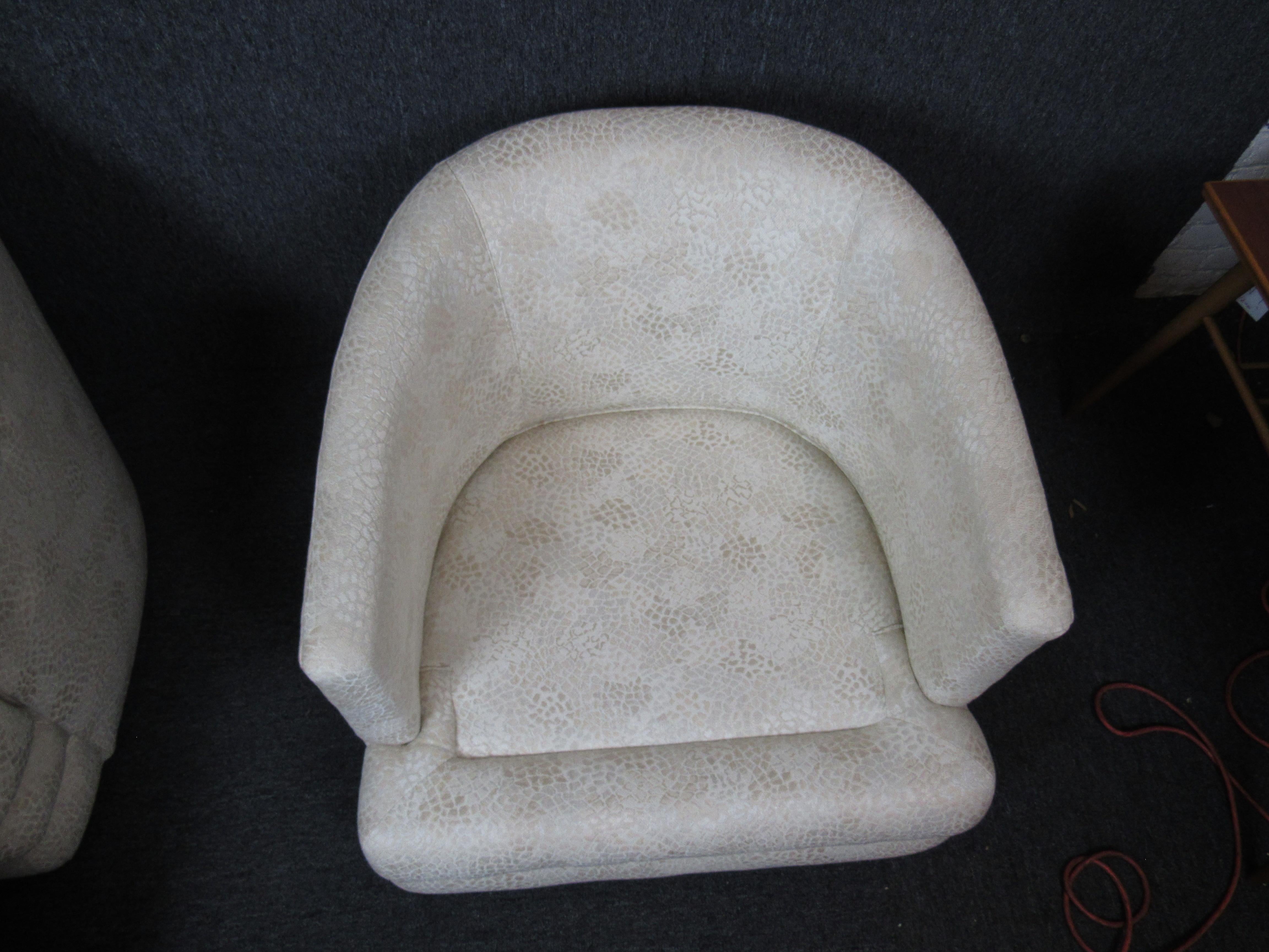 Pair of Mid-Century White Lounge Chairs For Sale 2