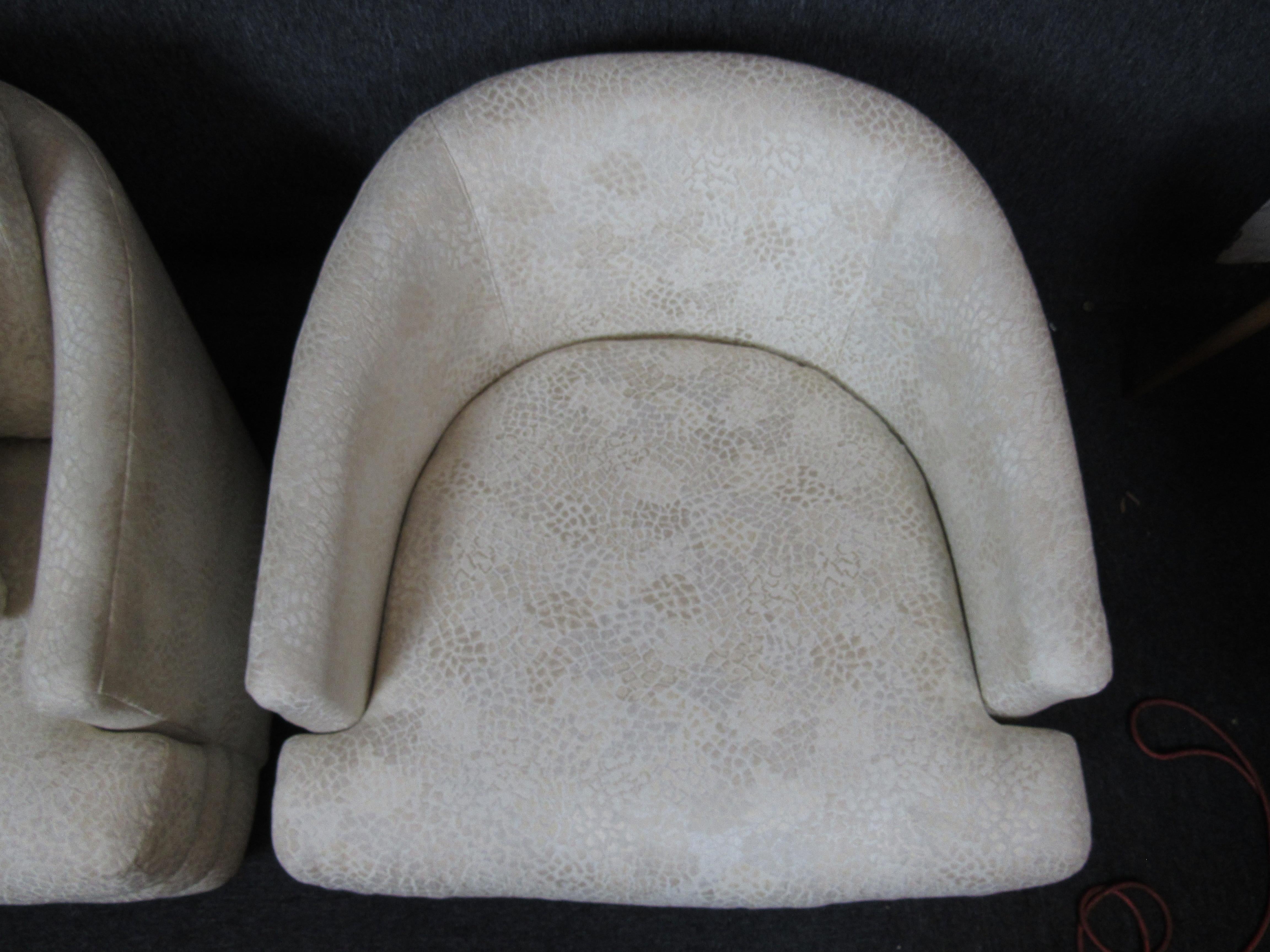 Pair of Mid-Century White Lounge Chairs For Sale 3