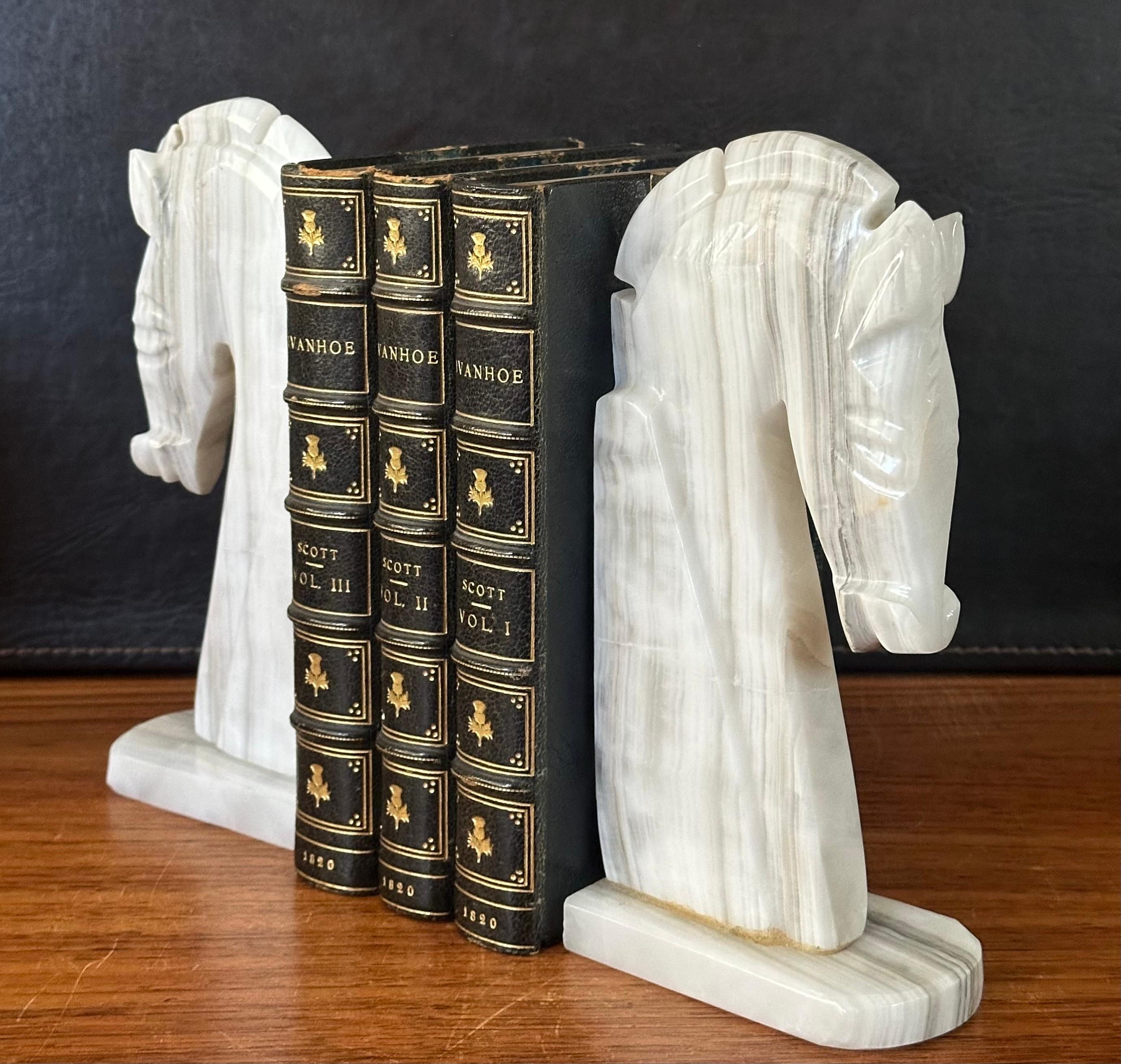 Paar Bücherstützen aus weißem Marmor mit Pferdekopf aus der Mitte des Jahrhunderts im Angebot 3