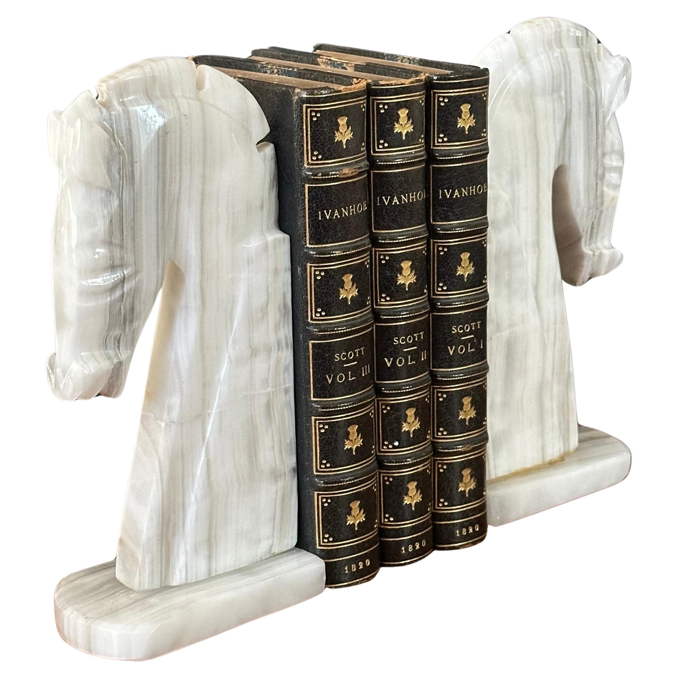 Sehr stilvolles Paar weißer Marmor-Pferdekopf-Buchstützen aus der Mitte des Jahrhunderts, ca. 1970er Jahre. Die Buchstützen sind schwer, solide und gut verarbeitet. Sie messen 8 