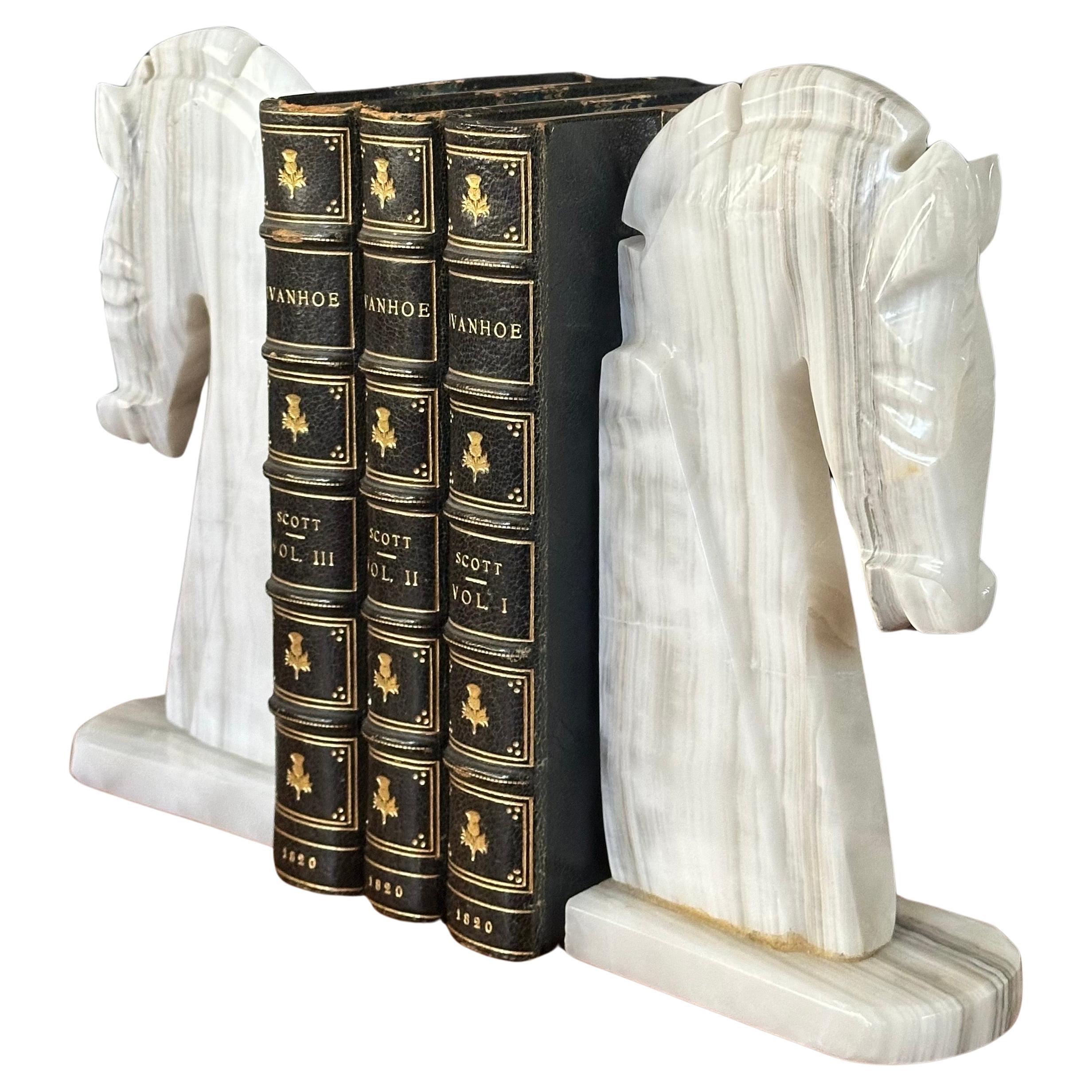 Paar Bücherstützen aus weißem Marmor mit Pferdekopf aus der Mitte des Jahrhunderts (Moderne der Mitte des Jahrhunderts) im Angebot