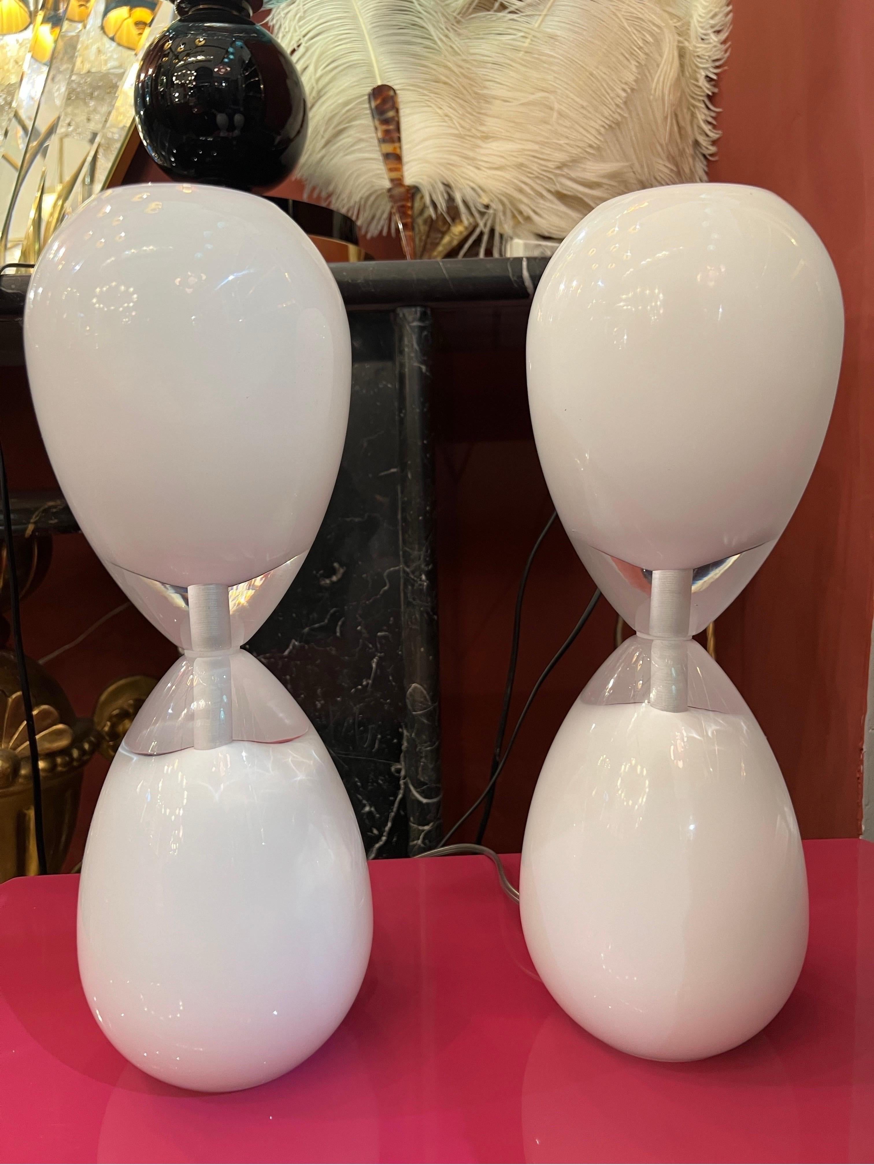 Pair of white hourglass shaped Murano Glass table lamps. 
Italian Vintage design midcentury era.
One bulb each lamp.