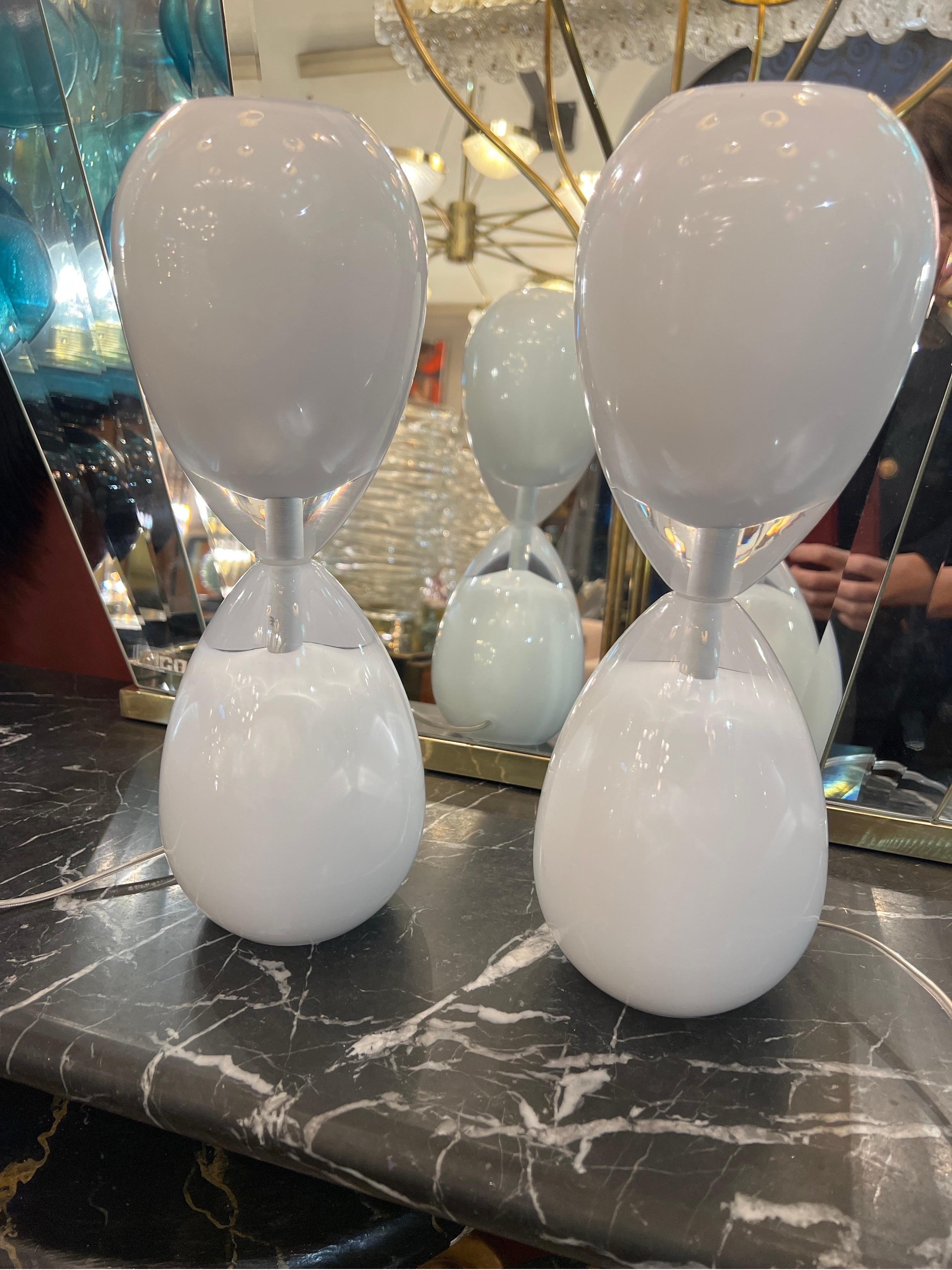 Pair of Mid- Century White Murano Glass Hourglass Table Lamps, 1950s In Good Condition For Sale In Florence, IT
