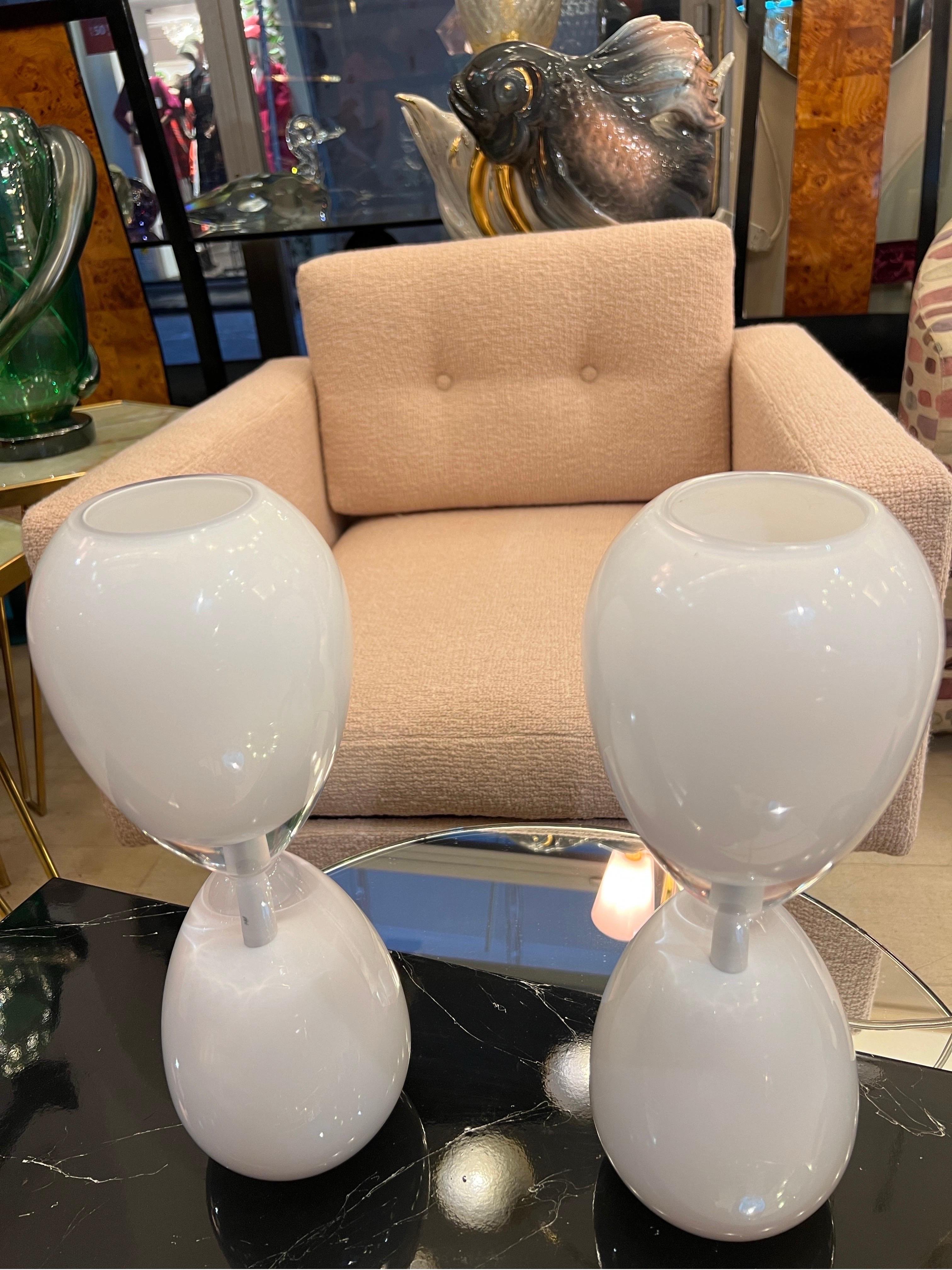 20th Century Pair of Mid- Century White Murano Glass Hourglass Table Lamps, 1950s For Sale