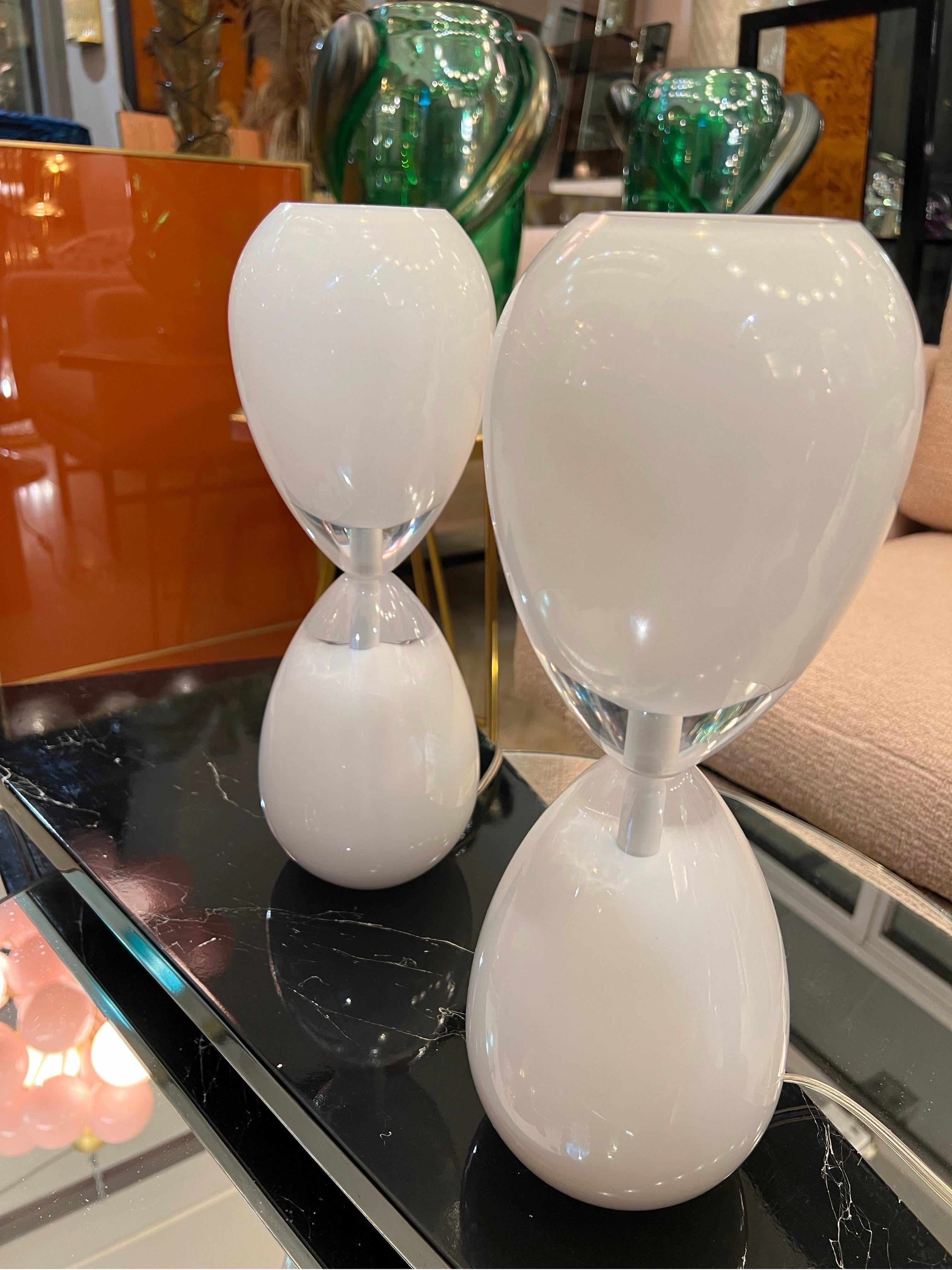 Paar weiße Murano-Glas-Hourglass-Tischlampen aus der Mitte des Jahrhunderts, 1950er Jahre im Angebot 2