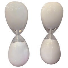 Coppia di lampade da tavolo a clessidra in vetro di Murano bianco della metà del secolo scorso, anni '50