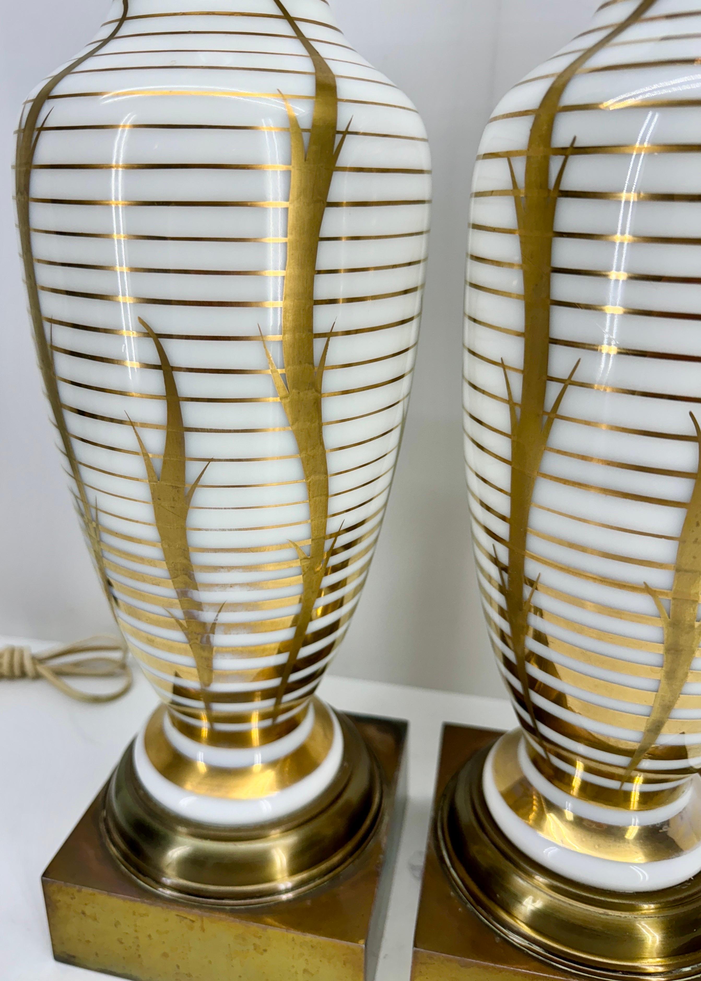 Paar Weiß-Opalin-Gold verzierte Tischlampen aus der Mitte des Jahrhunderts im Angebot 5