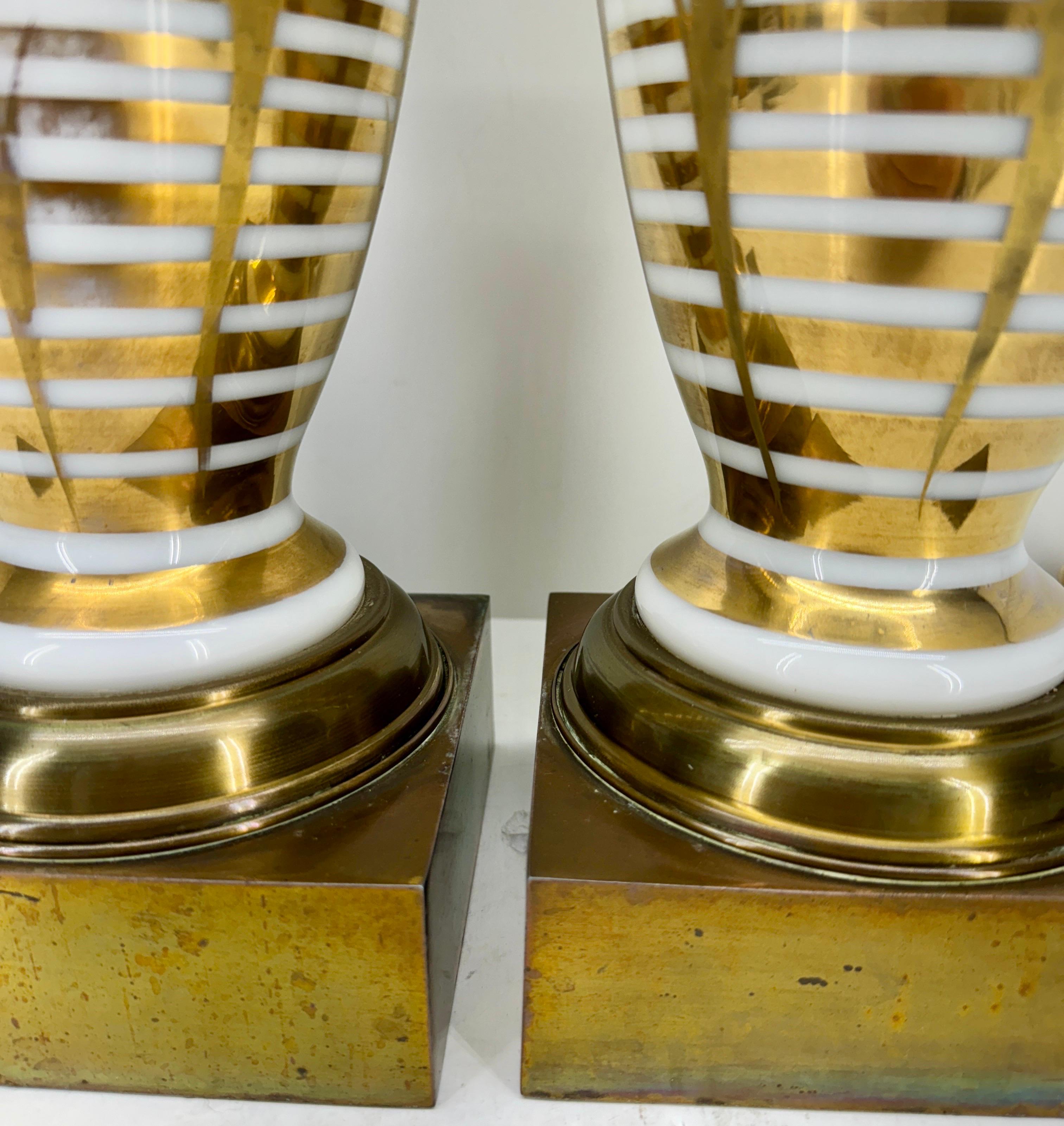 Paar Weiß-Opalin-Gold verzierte Tischlampen aus der Mitte des Jahrhunderts im Angebot 6