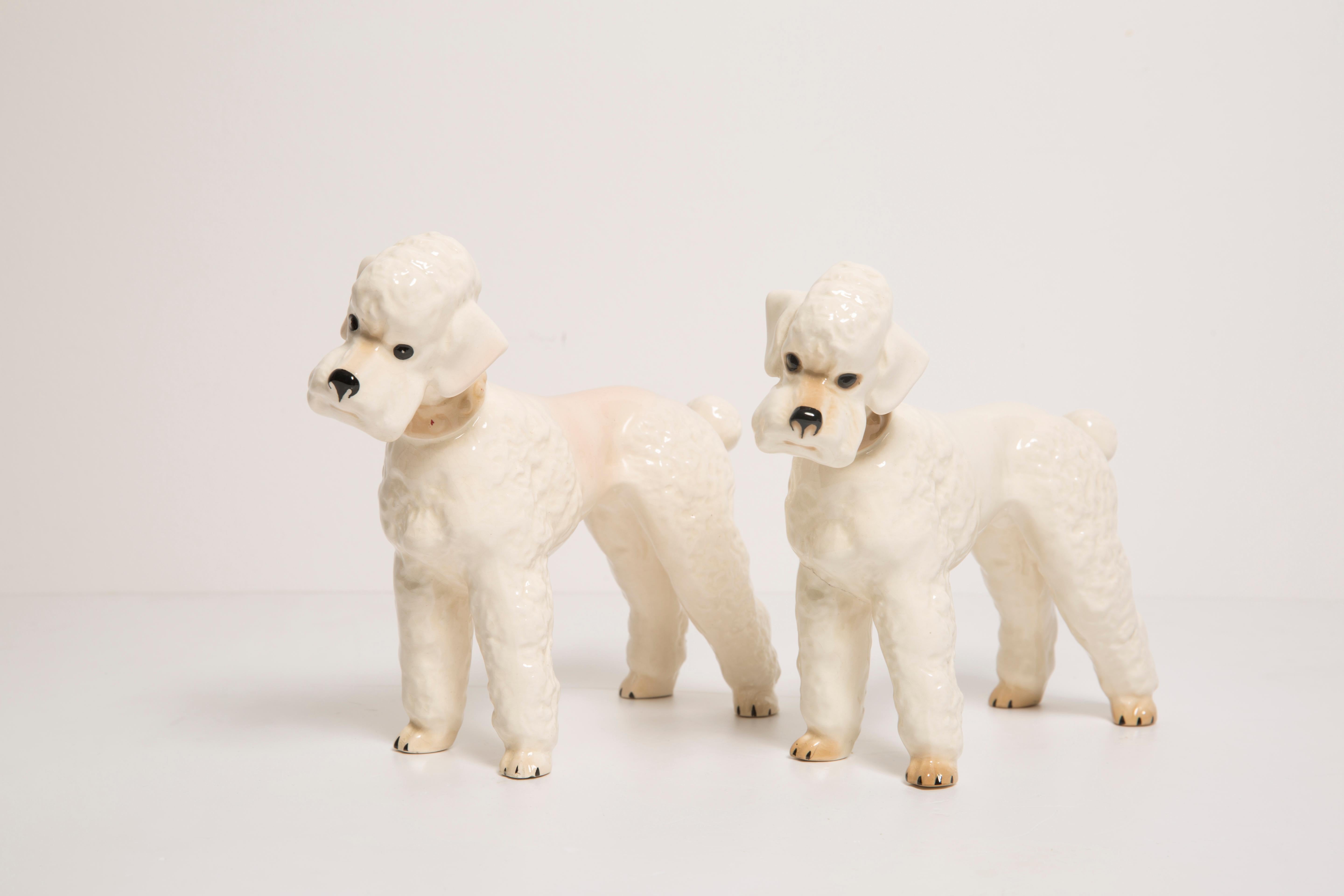Bemalte Keramik, guter originaler Vintage-Zustand. 
Ein Hund ist repariert - wie auf den Bildern zu sehen.
Schöne und einzigartige dekorative Skulpturen. 
Weiße Pudelhunde-Skulpturen wurden in Italien hergestellt. 
Nur ein Paar verfügbar.