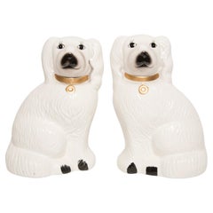 Paire de sculptures de chiens d'épagneul blancs du milieu du siècle, Staffordshire, Angleterre, années 1960