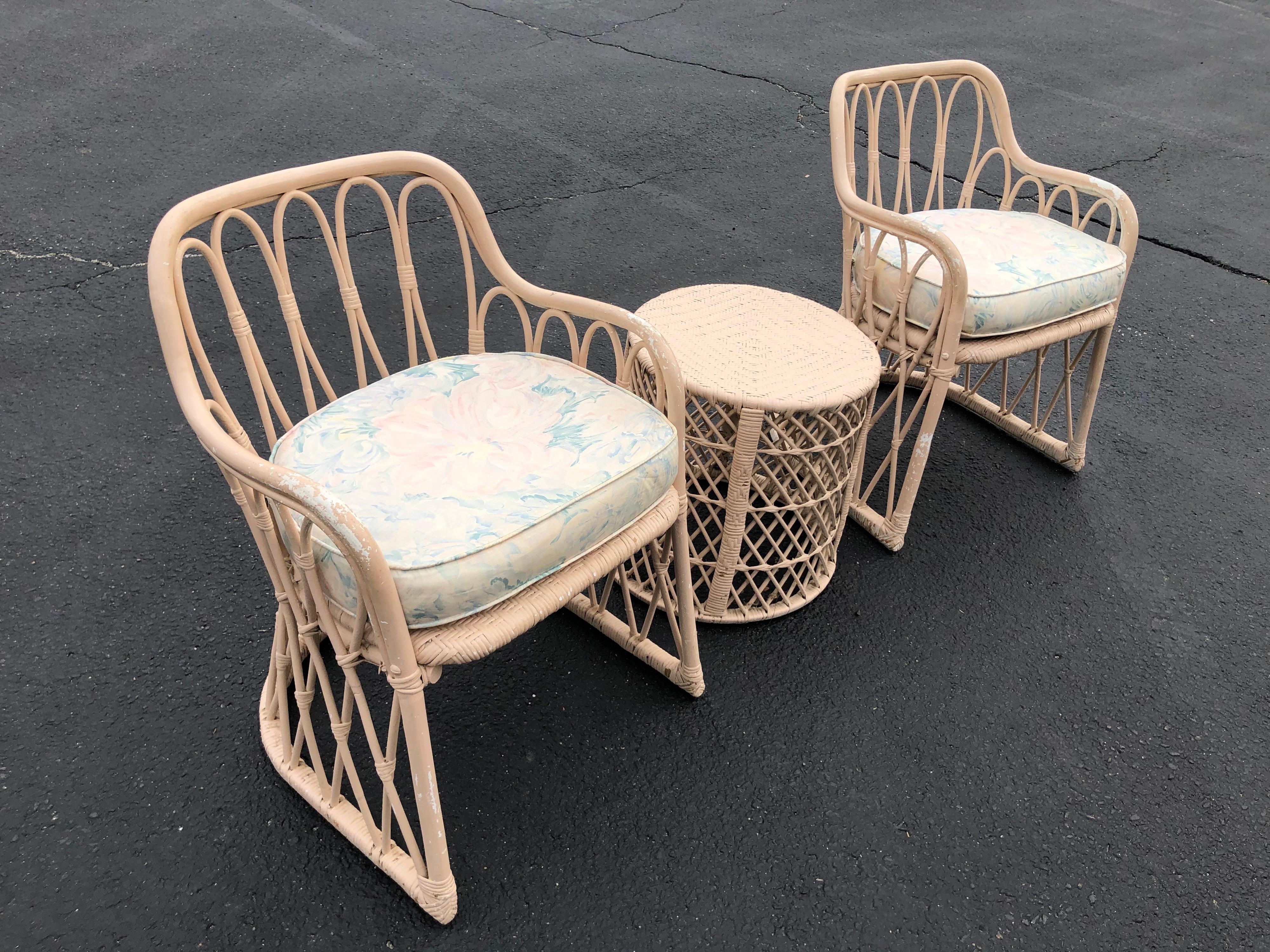 Pair of Mid Century Wicker Chairs with Matching Table In Good Condition In Redding, CT