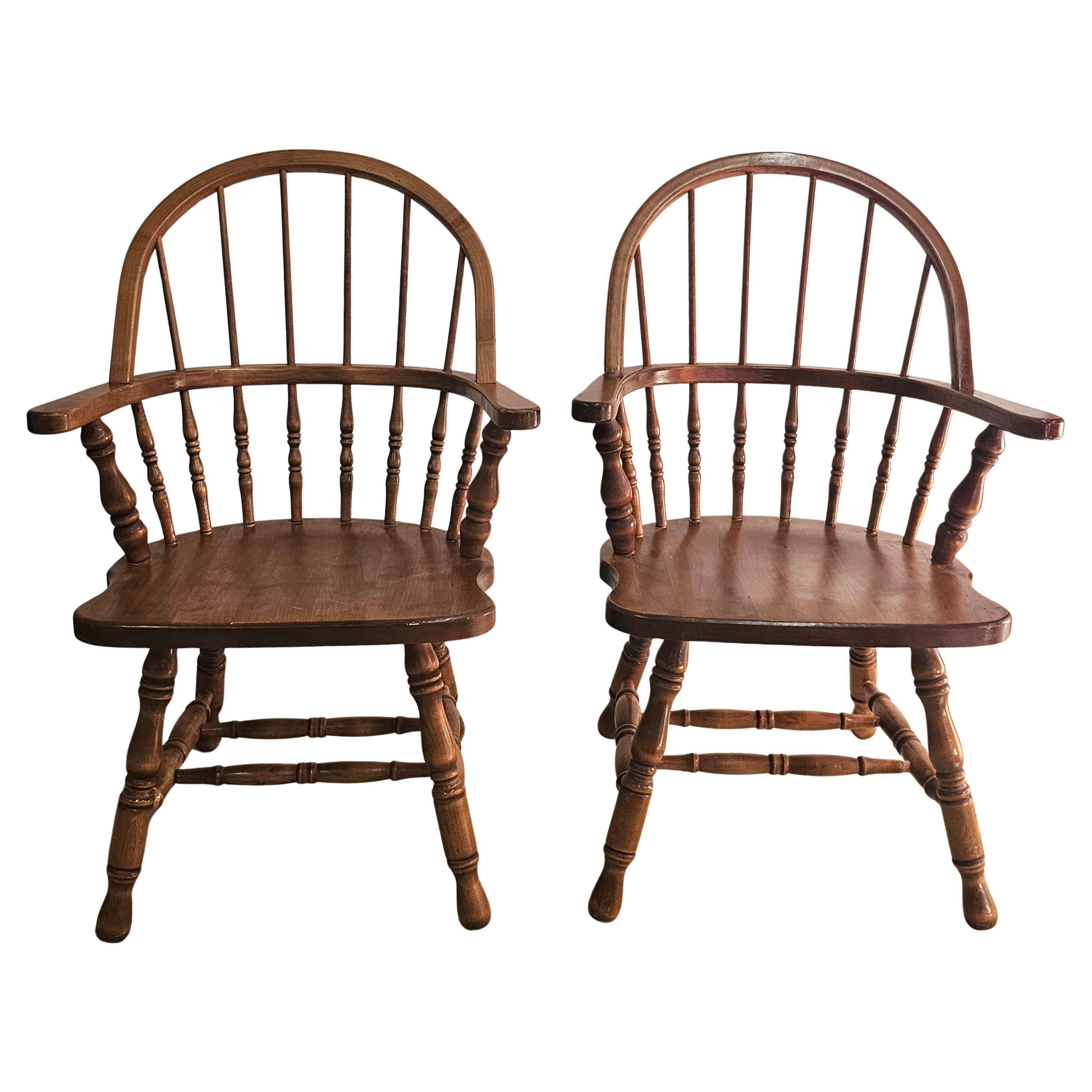 Coppia di sedie da capitano in stile Windsor della metà del secolo scorso, in Oak
Misura 25