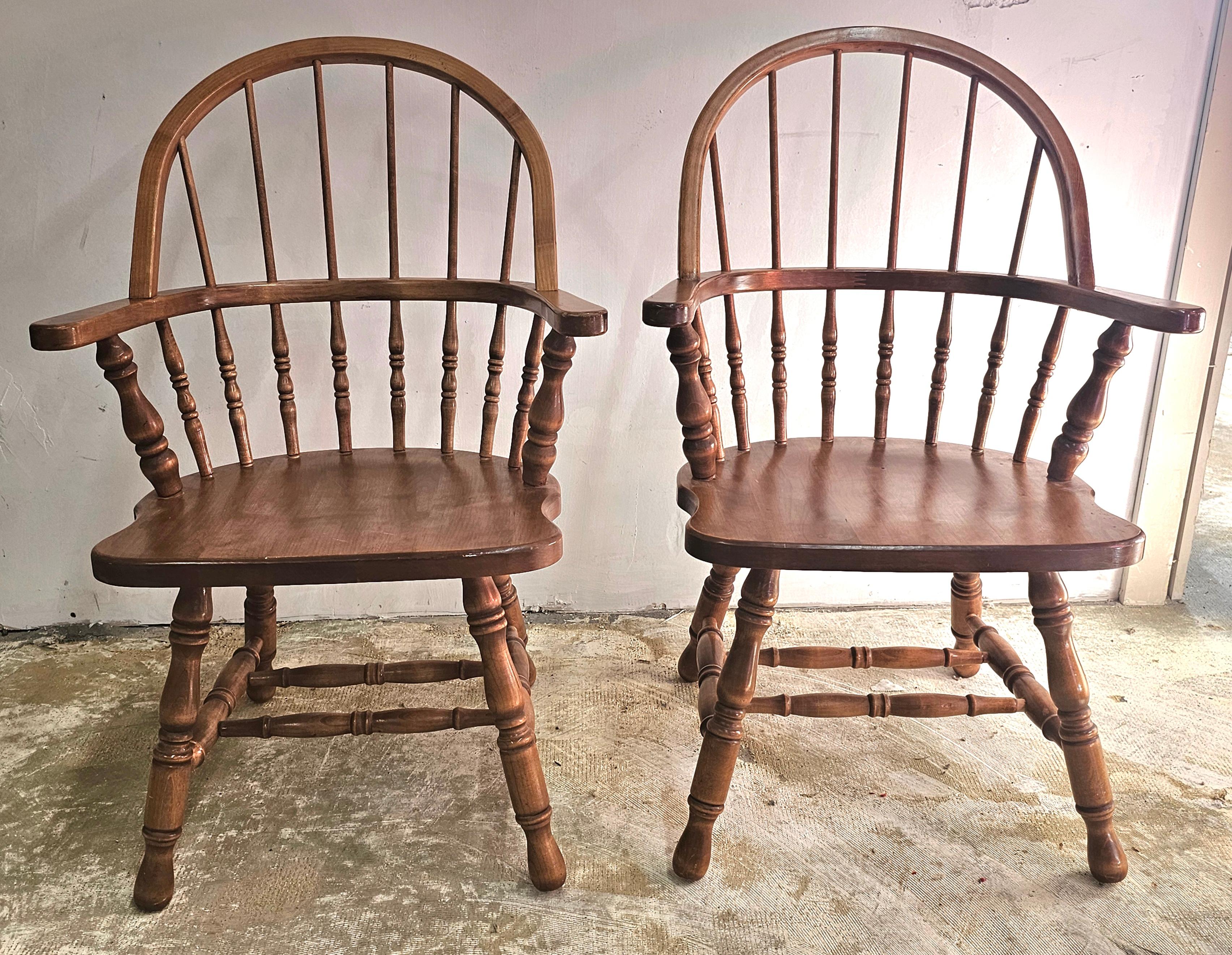 Americano Coppia di sedie da capitano in stile Windsor di metà secolo in Oak in vendita
