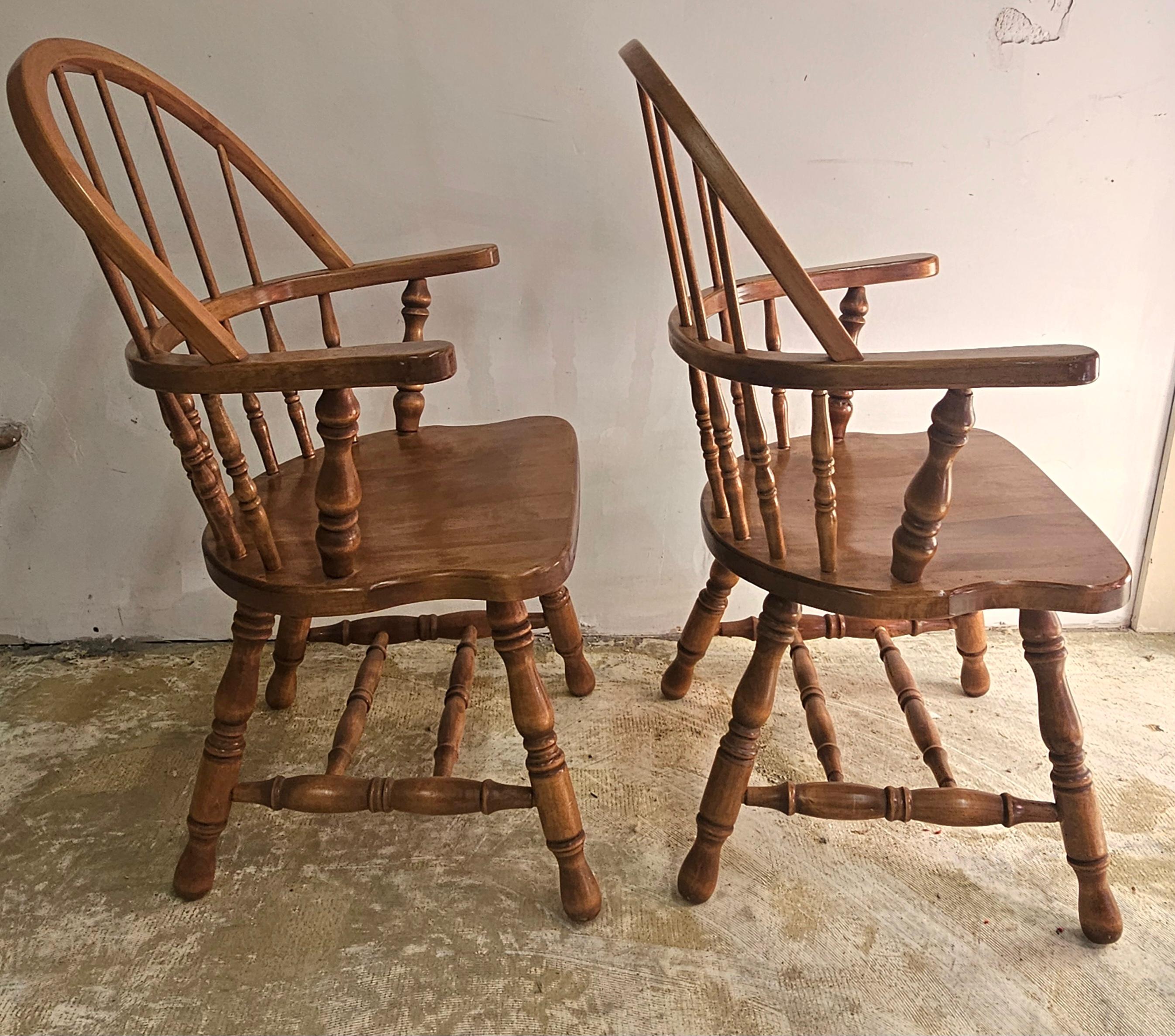 Mordenzato Coppia di sedie da capitano in stile Windsor di metà secolo in Oak in vendita