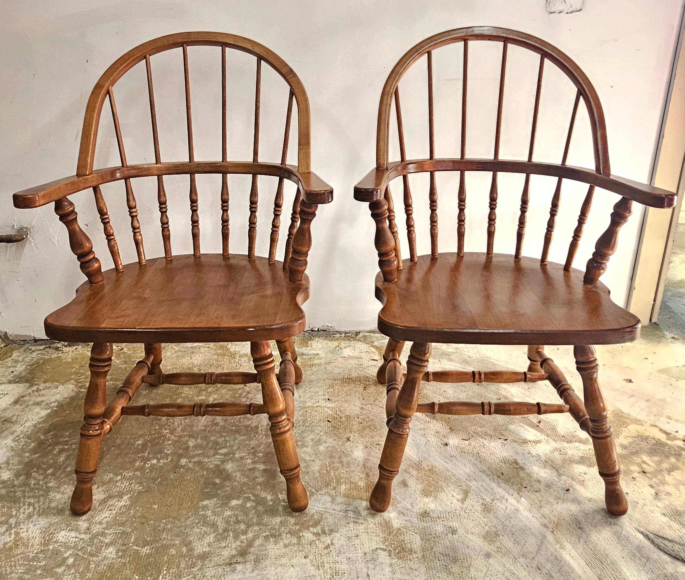 Acero Coppia di sedie da capitano in stile Windsor di metà secolo in Oak in vendita