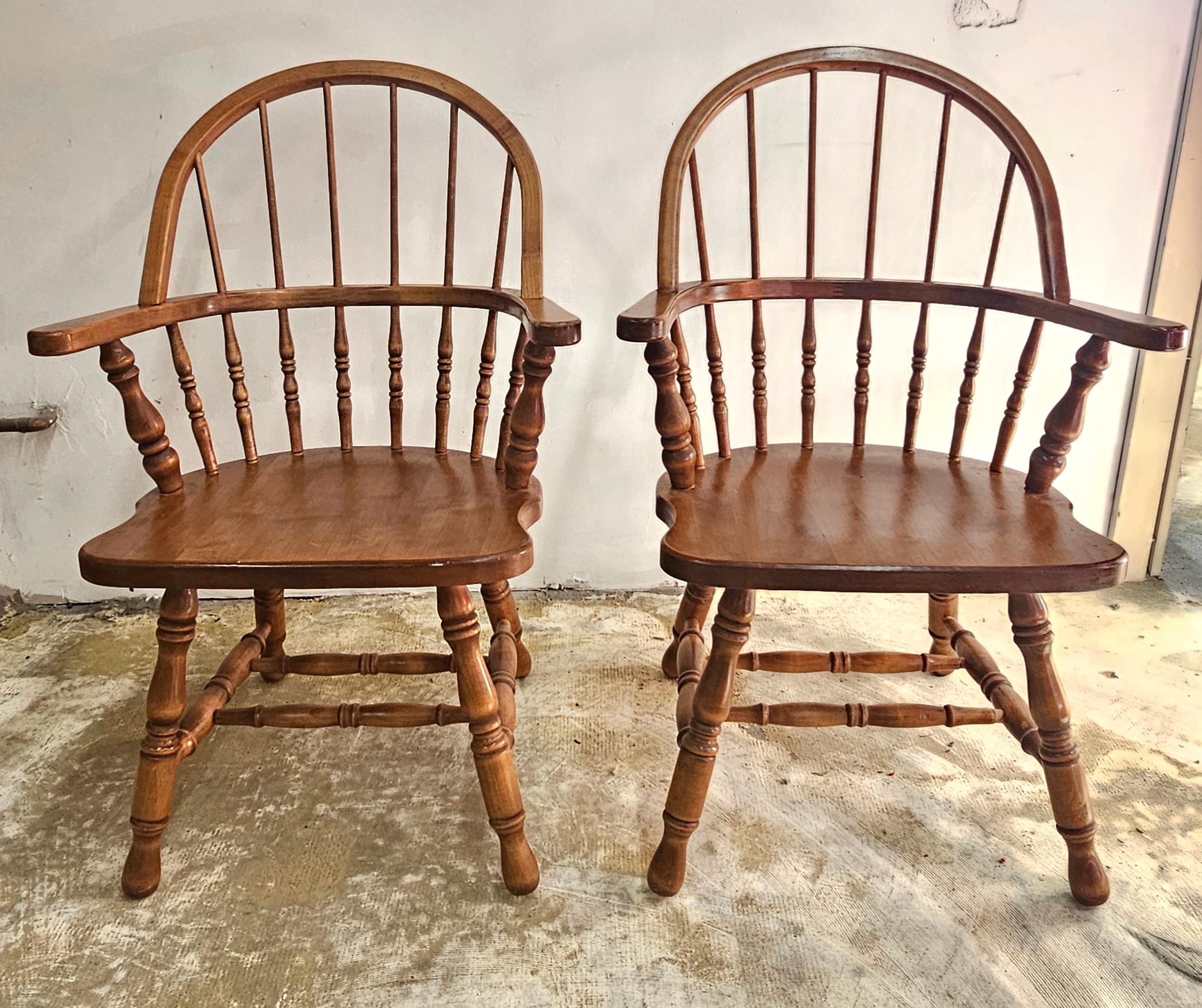 Coppia di sedie da capitano in stile Windsor di metà secolo in Oak in vendita 1