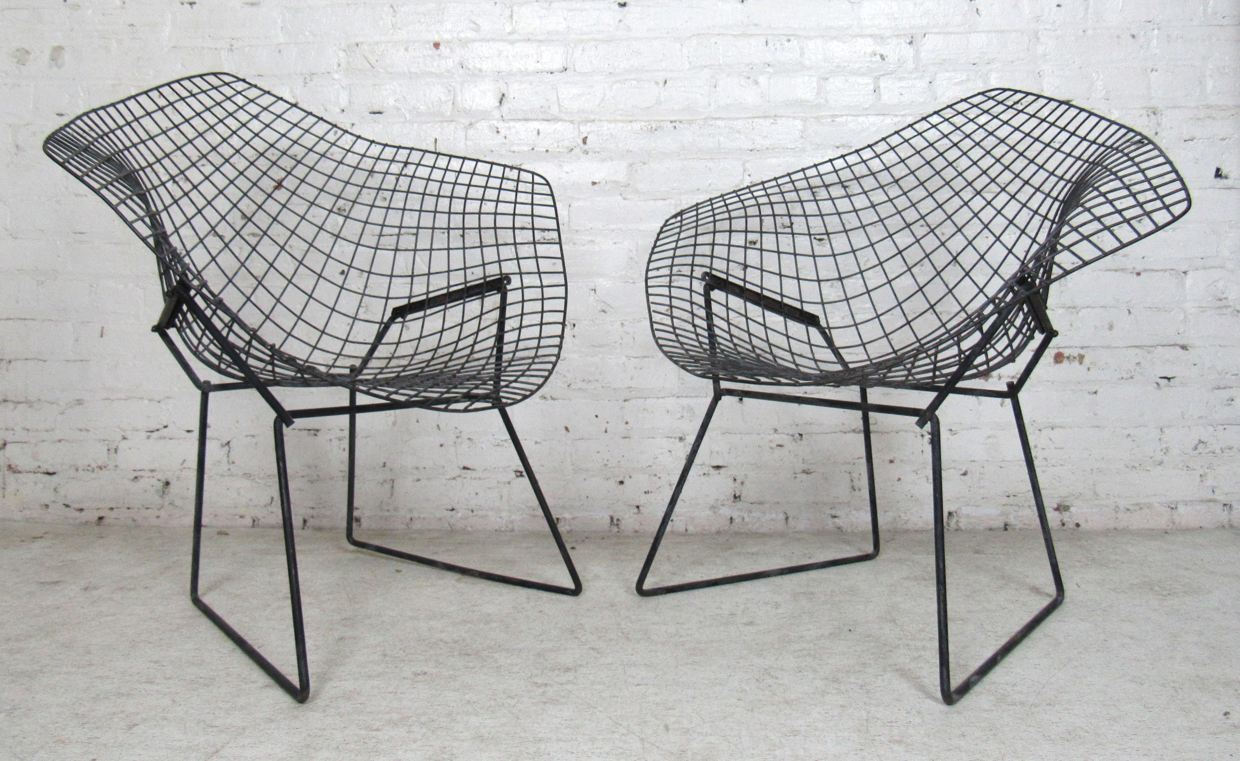 This pair of wire chairs in the style of Knoll's Bertoia diamond chairs impress with their visually stunning wire construction. Great for outdoor or indoor seating, the chairs are sure to Stand out in any setting.

Measures: Chair 1: 30.5