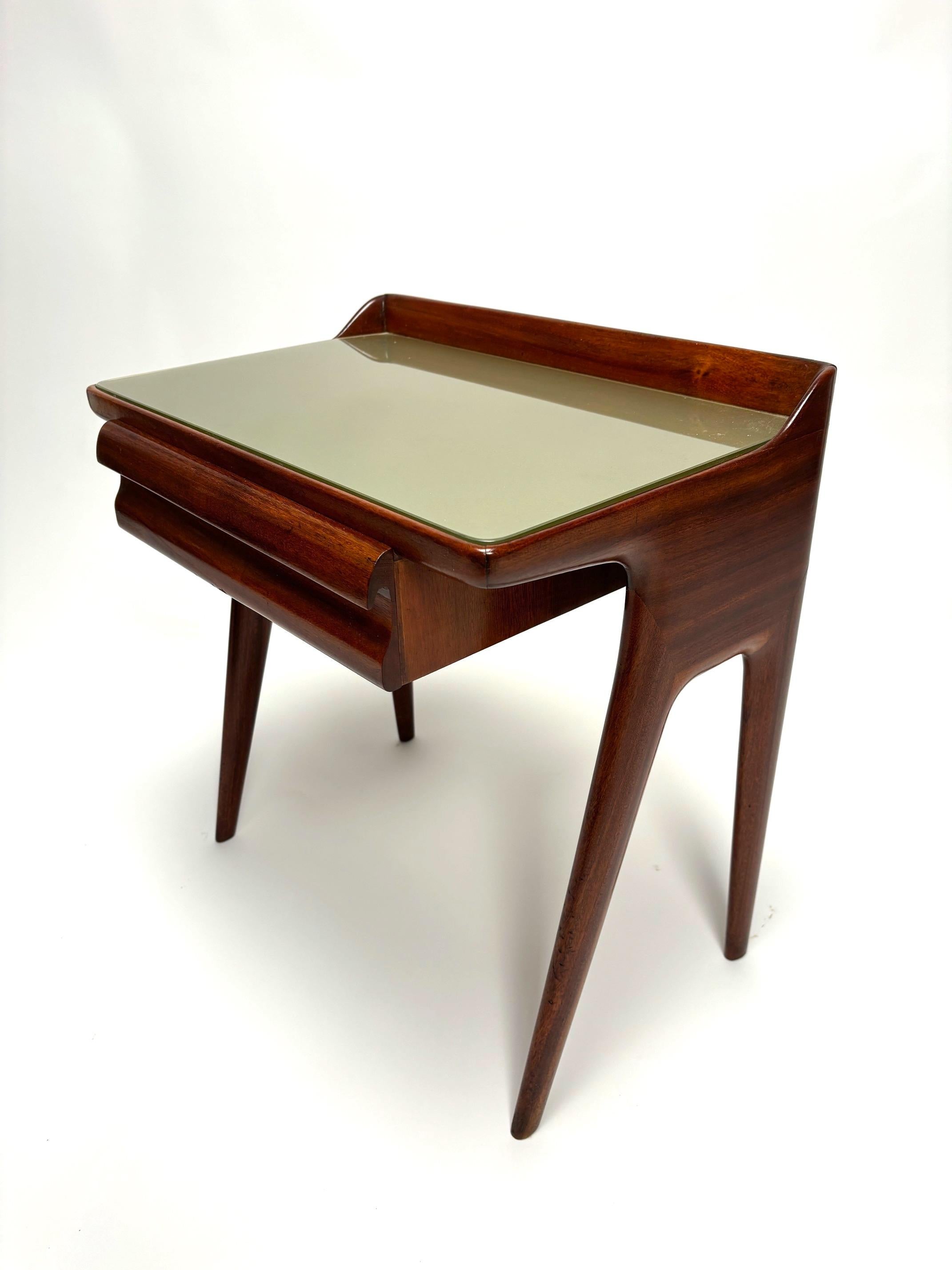 Pair of Mid-Century wooden bedside tables by Vittorio Dassi, Italy, 1950s In Good Condition For Sale In Argelato, BO