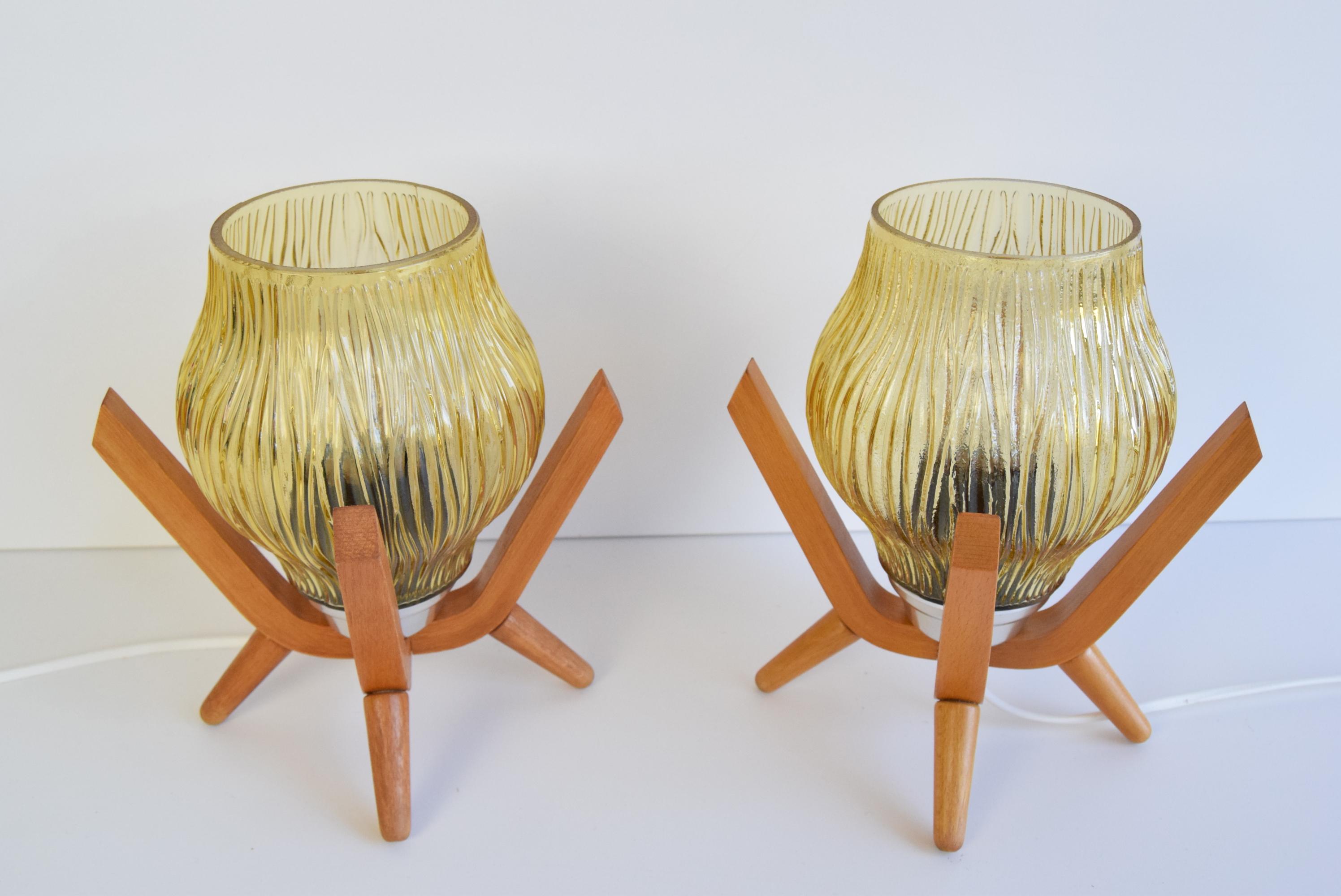 Mid-Century Modern Paire de lampes de table design en bois du milieu du siècle, par Dřevo Humpolec, années 1970. en vente