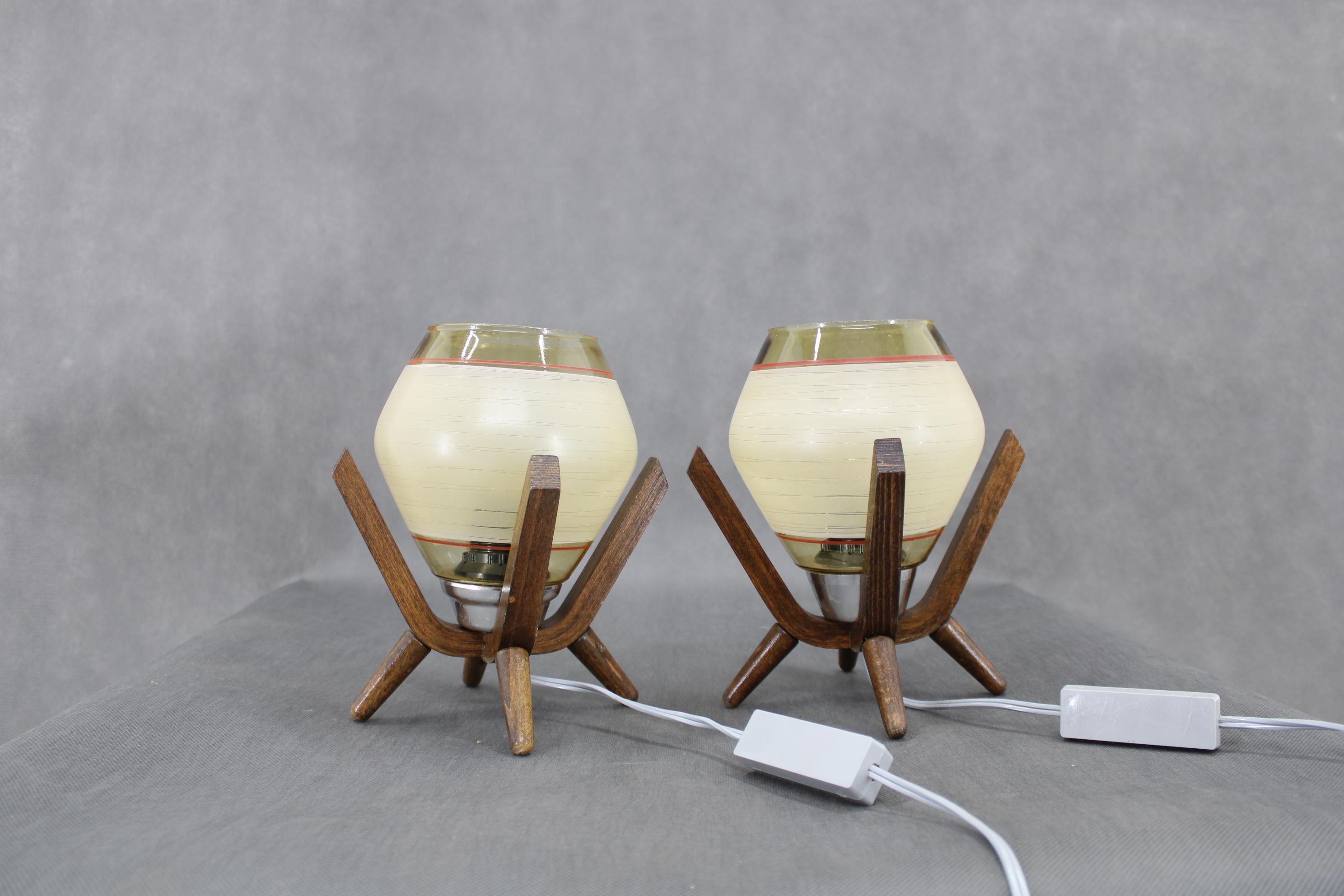 Mid-Century Modern Paire de lampes de table design en bois du milieu du siècle, par Dřevo Humpolec, années 1970. en vente