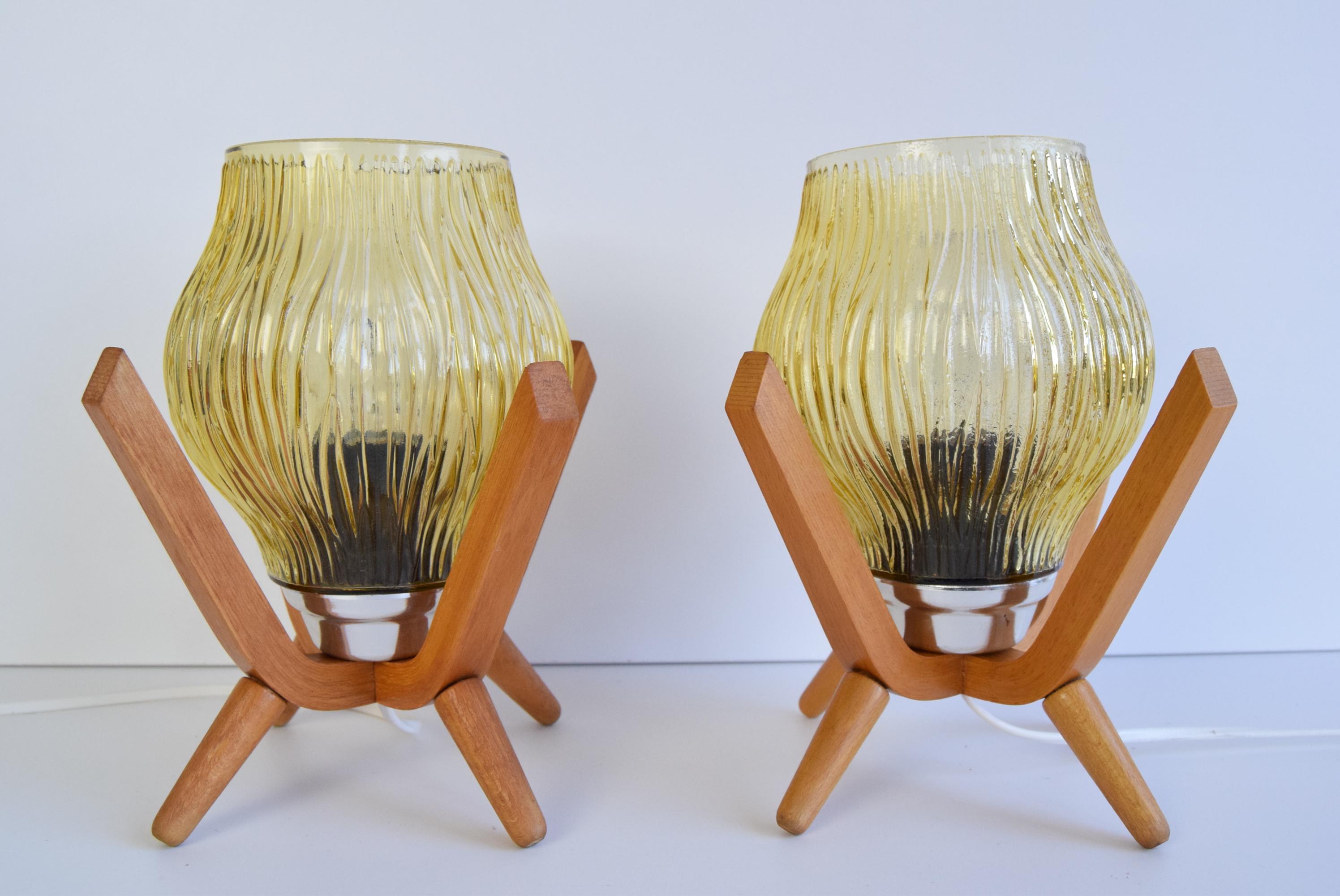 Tchèque Paire de lampes de table design en bois du milieu du siècle, par Dřevo Humpolec, années 1970. en vente