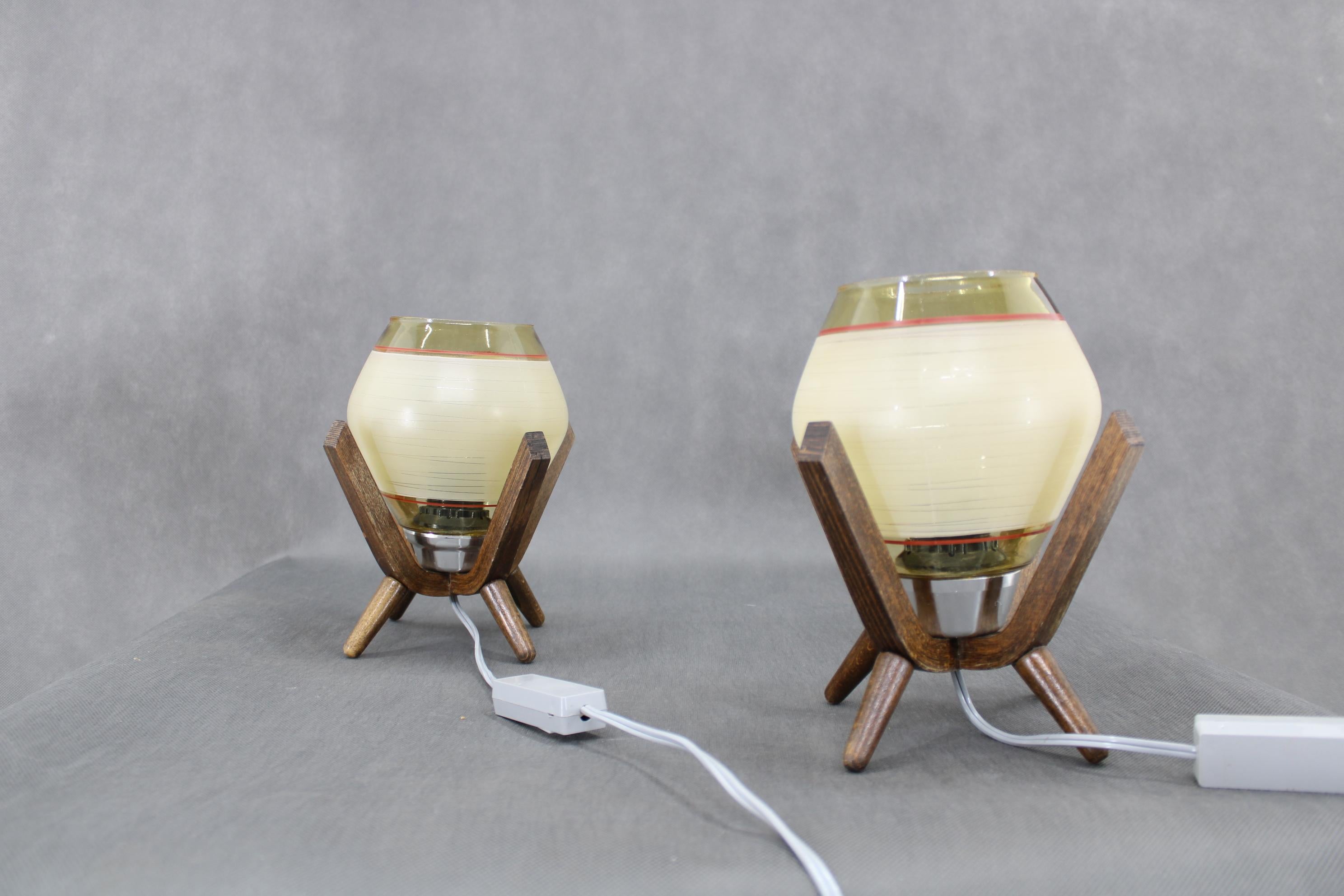 Tchèque Paire de lampes de table design en bois du milieu du siècle, par Dřevo Humpolec, années 1970. en vente