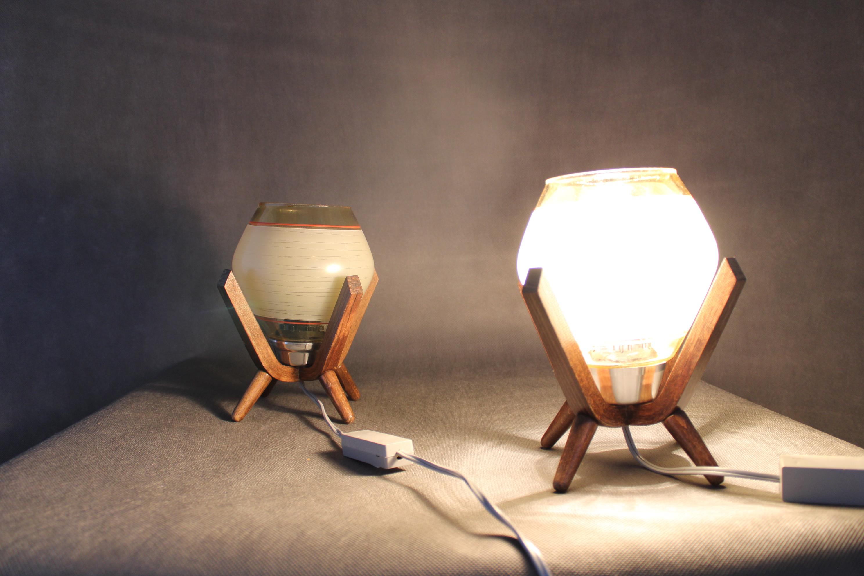 Paire de lampes de table design en bois du milieu du siècle, par Dřevo Humpolec, années 1970. Excellent état - En vente à Praha, CZ