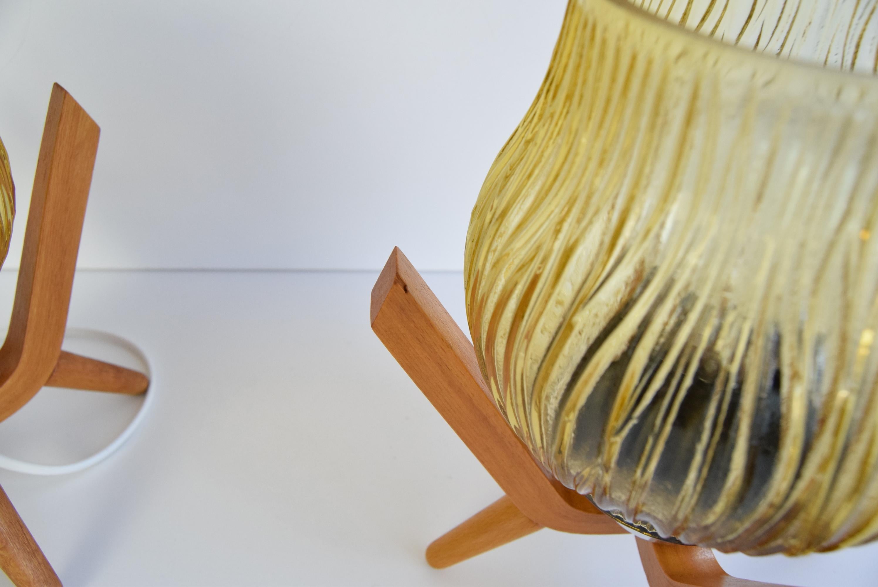 Fin du 20e siècle Paire de lampes de table design en bois du milieu du siècle, par Dřevo Humpolec, années 1970. en vente