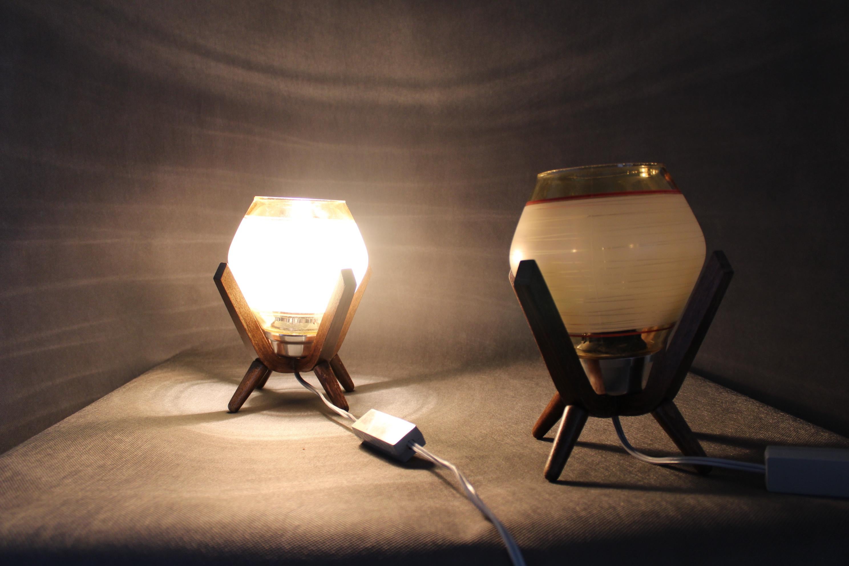 Fin du 20e siècle Paire de lampes de table design en bois du milieu du siècle, par Dřevo Humpolec, années 1970. en vente