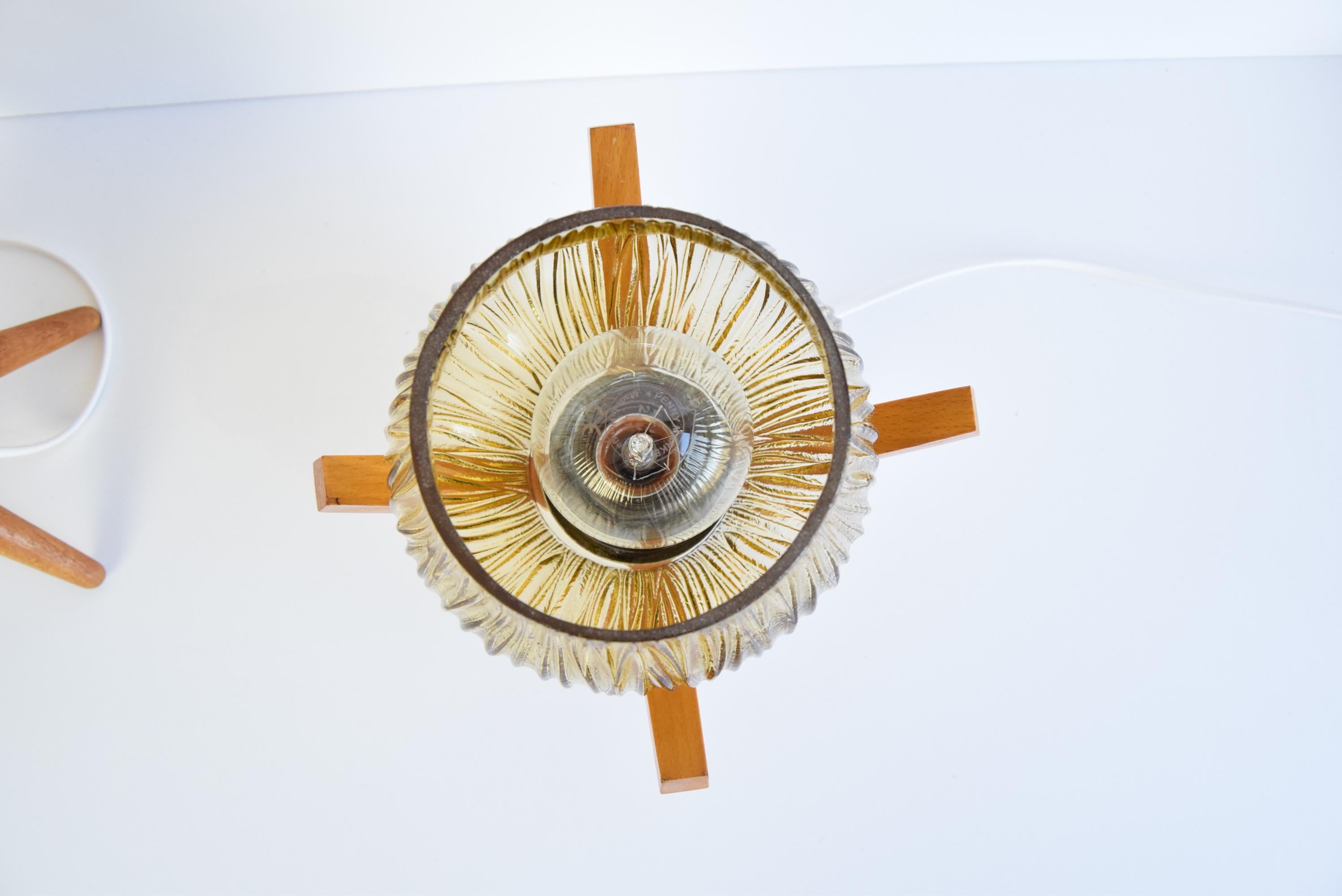 Verre Paire de lampes de table design en bois du milieu du siècle, par Dřevo Humpolec, années 1970. en vente