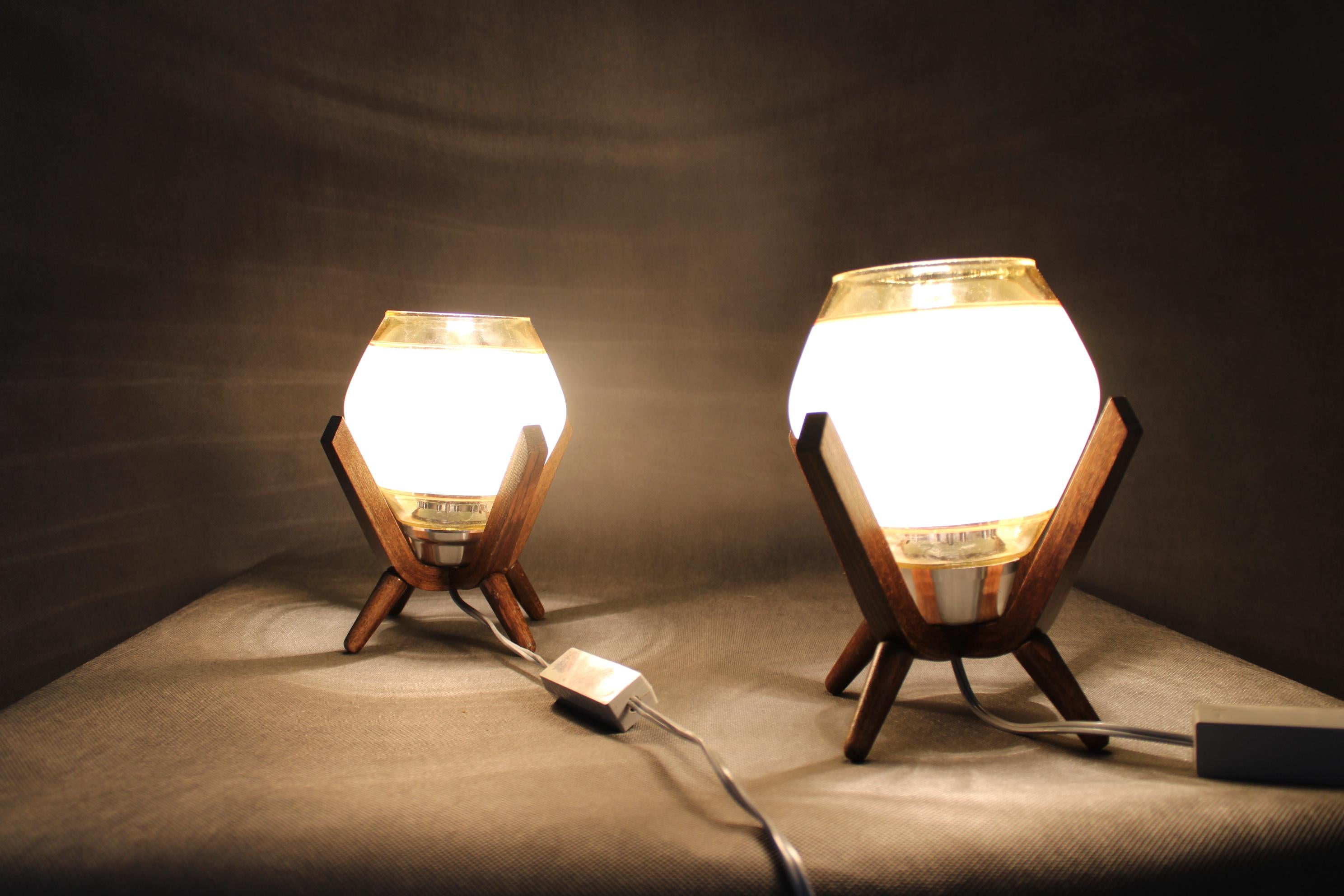 Verre Paire de lampes de table design en bois du milieu du siècle, par Dřevo Humpolec, années 1970. en vente