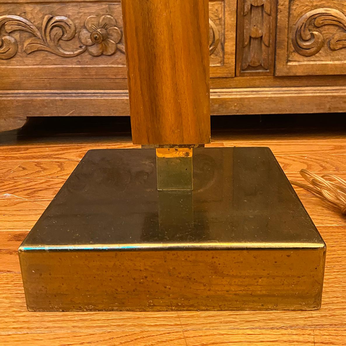 Ottone Coppia di lampade da terra in legno della metà del secolo scorso in vendita
