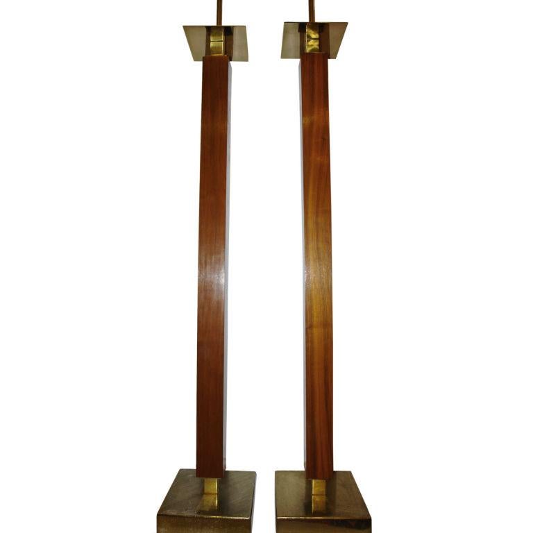 Ein Paar Stehlampen aus Holz aus der Mitte des Jahrhunderts