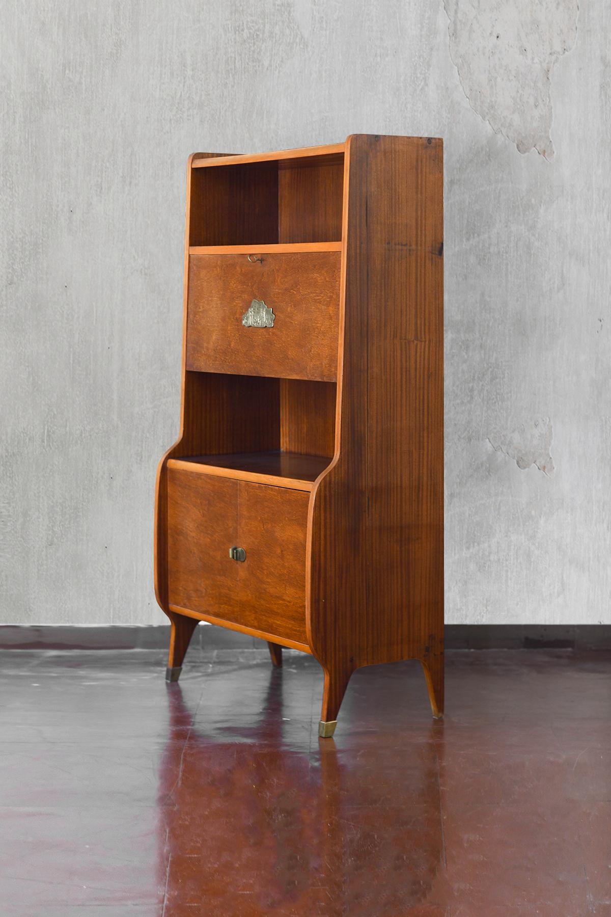 Paar hölzerne Sideboards aus der Mitte des Jahrhunderts mit Messingdetails und Dekorationen
Schränke mit Türen und Einlegeböden
Abmessungen pro Gerät 100 B x 182 H x 50 T cm
Verkauft als Satz von 2